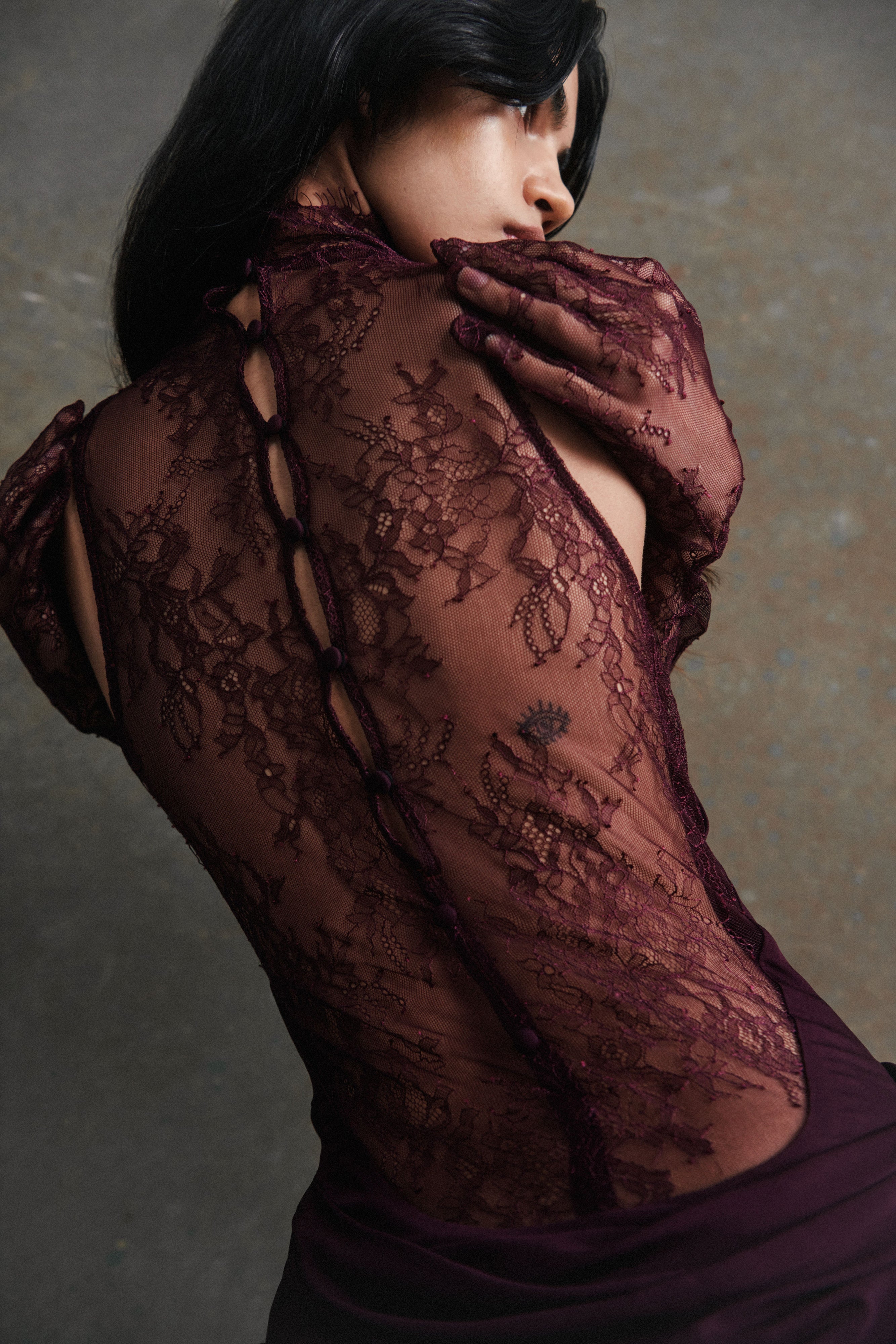 Φόρεμα Adalyn Με Μπορντό Δαντέλα Και Λεπτομέρειες Στο Ντεκολτέ