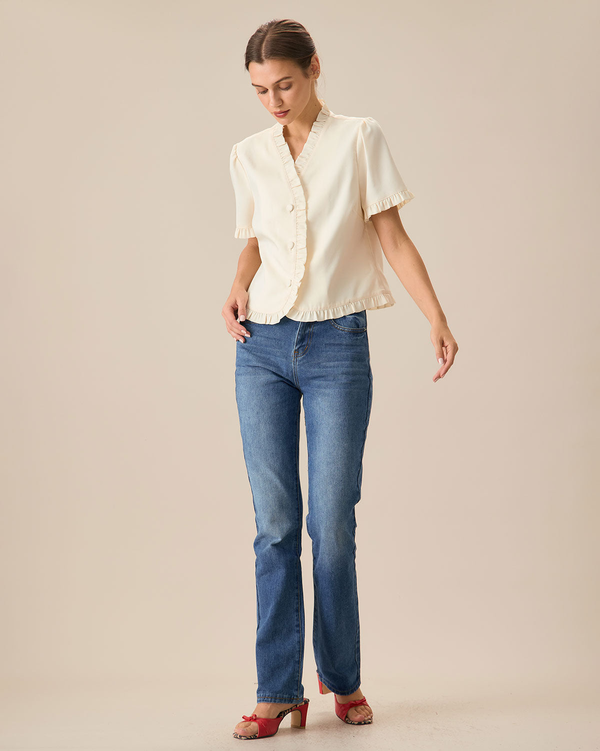 Μπεζ Μπλούζα Με Βολάν Και Λαιμόκοψη V