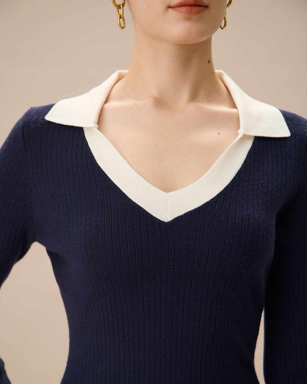 Φόρεμα Με Ριγέ Πουλόβερ Σε Μπλε Σκούρο Χρώμα Και Αντίθεση Με V