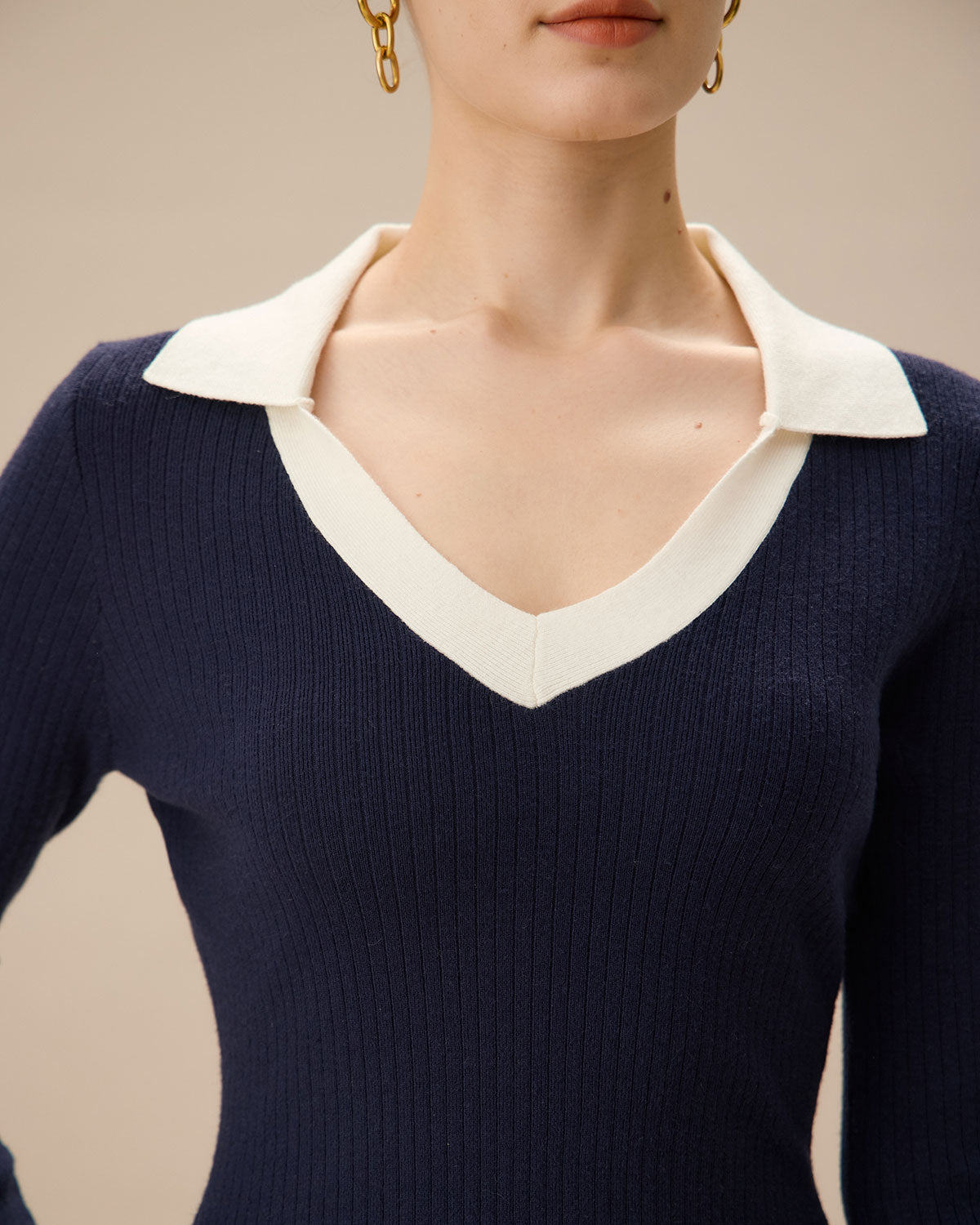 Φόρεμα Με Ριγέ Πουλόβερ Σε Μπλε Σκούρο Χρώμα Και Αντίθεση Με V