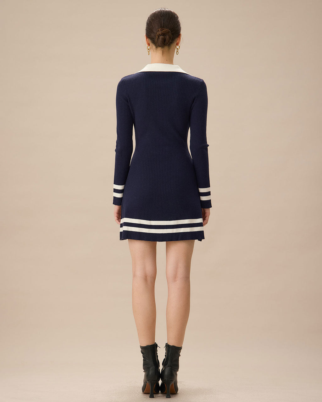 Φόρεμα Με Ριγέ Πουλόβερ Σε Μπλε Σκούρο Χρώμα Και Αντίθεση Με V