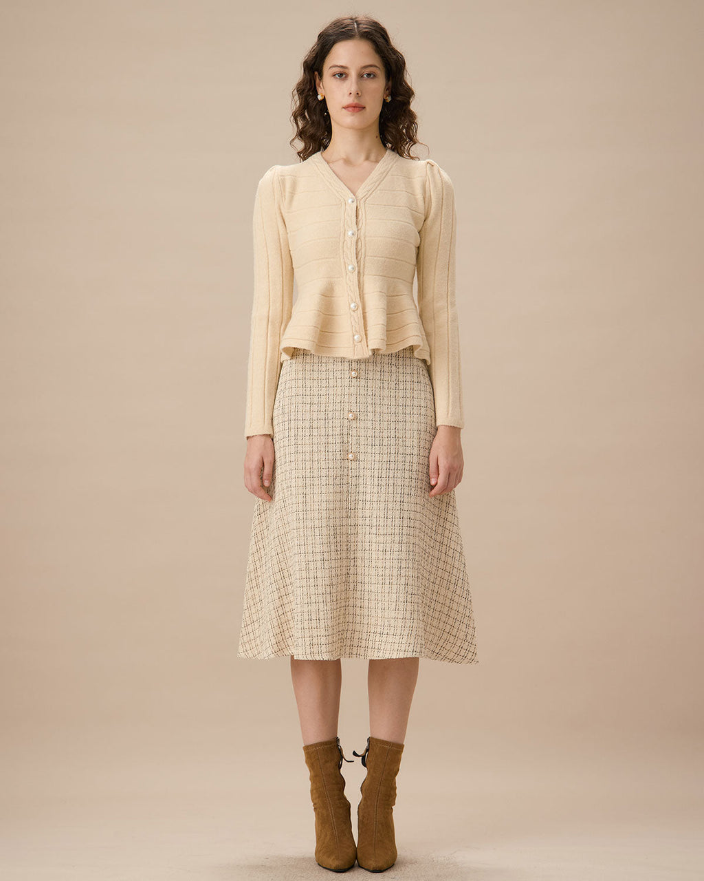 Μπεζ Ριγέ Ζακέτα Με V Λαιμόκοψη Και Ένα Κουμπί