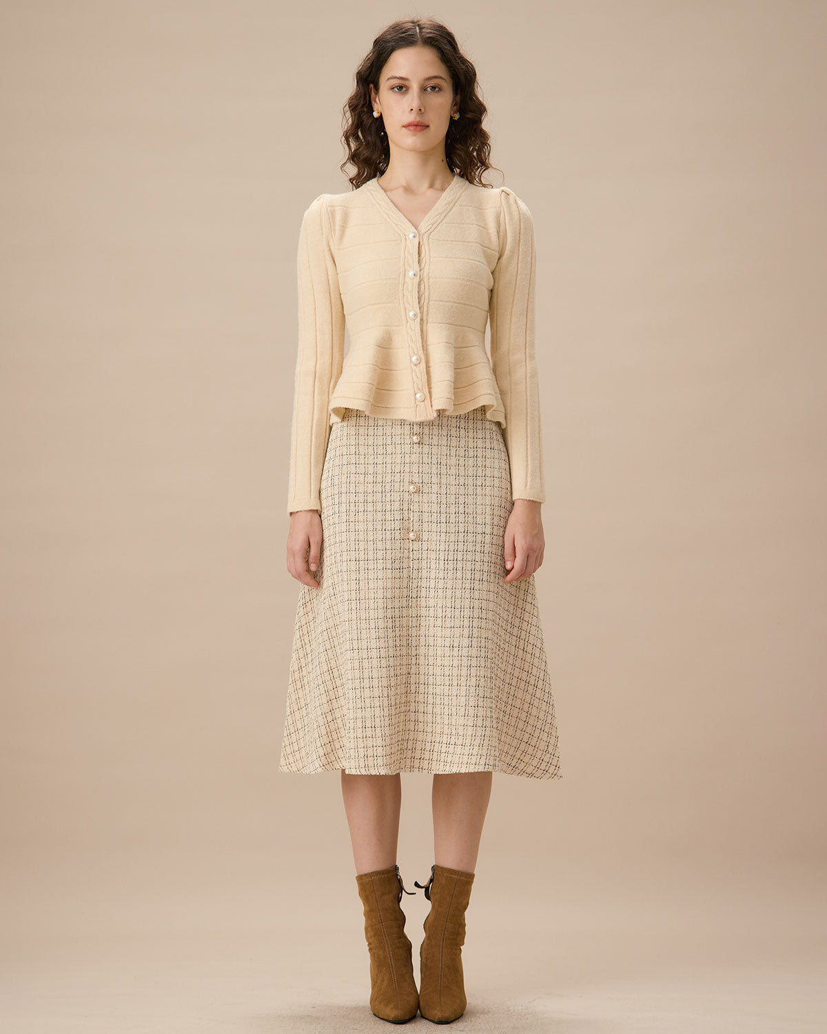 Μπεζ Ριγέ Ζακέτα Με V Λαιμόκοψη Και Ένα Κουμπί