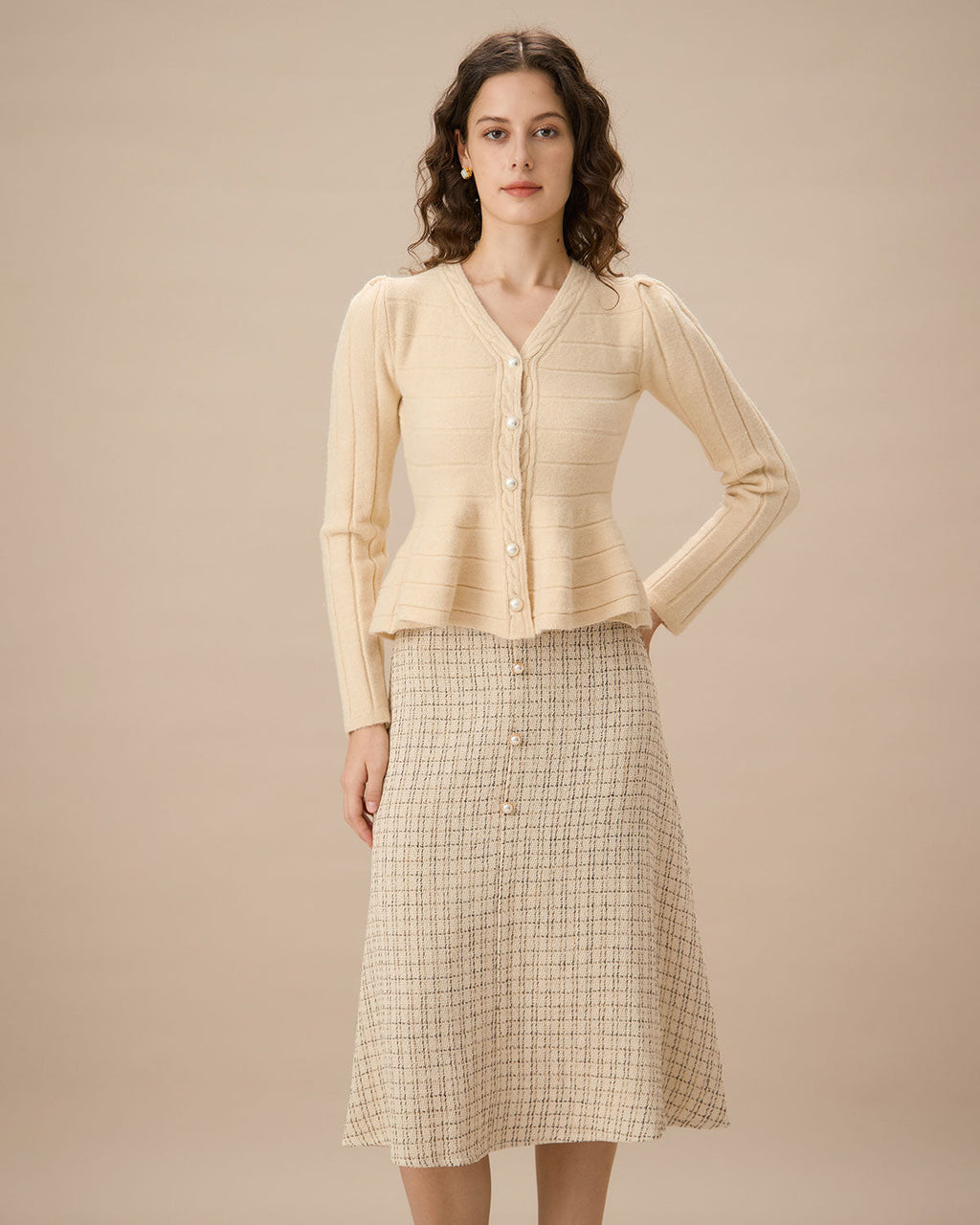 Μπεζ Ριγέ Ζακέτα Με V Λαιμόκοψη Και Ένα Κουμπί