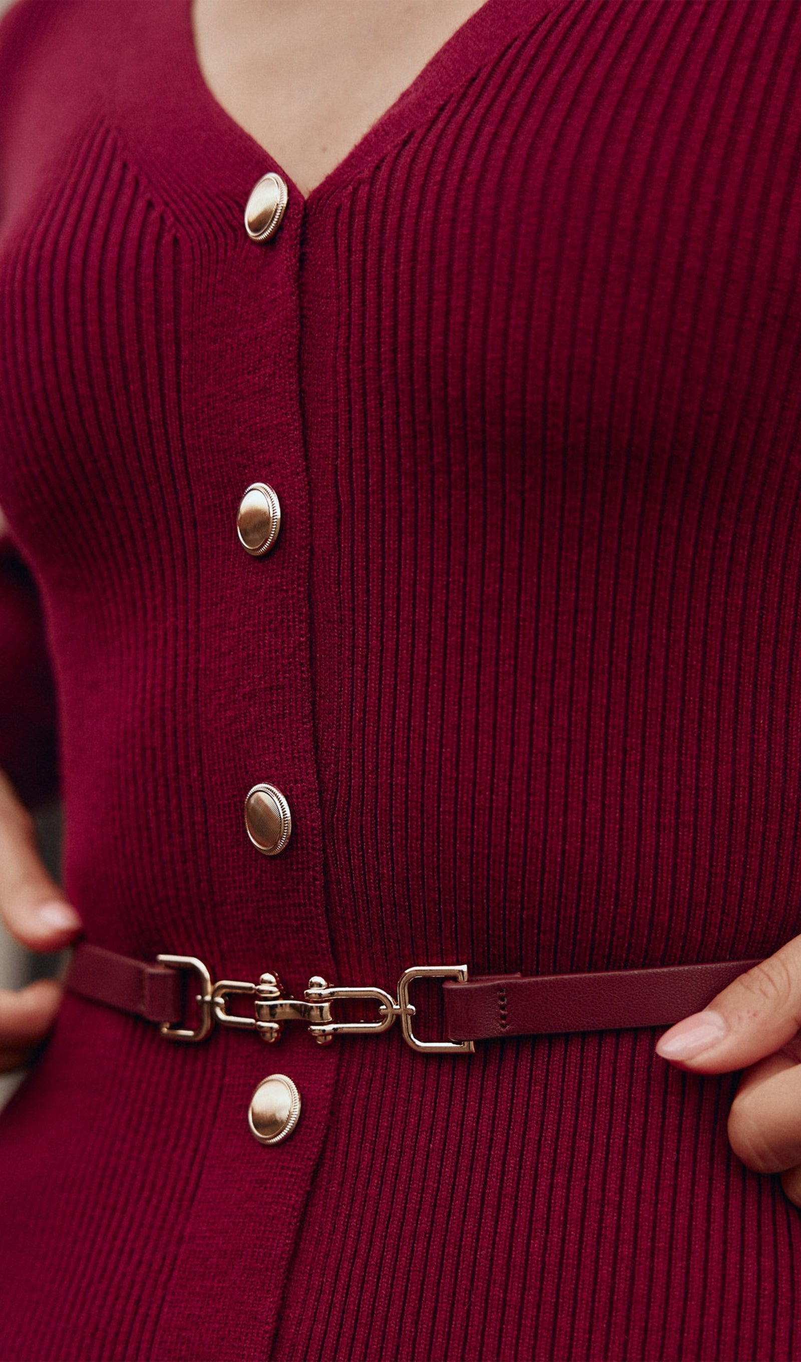 Πλεκτό Φόρεμα Μίντι Με Ζώνη Και V-Neck - Κόκκινο