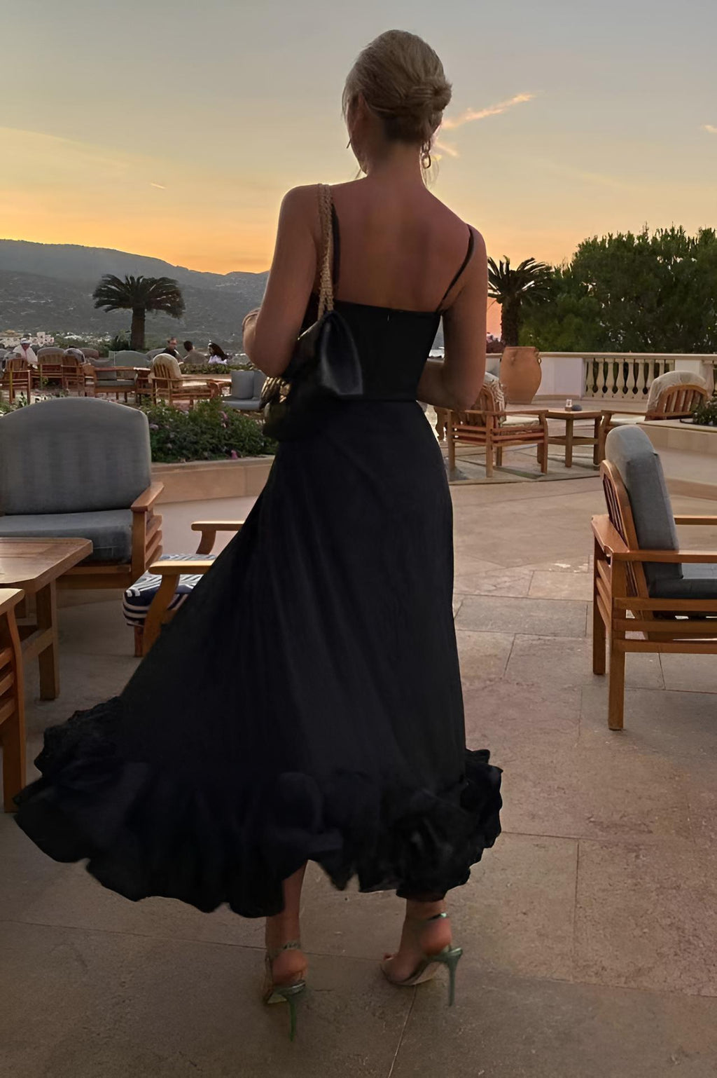 Φόρεμα Μίντι Με Βολάν Και Μπουστάκι