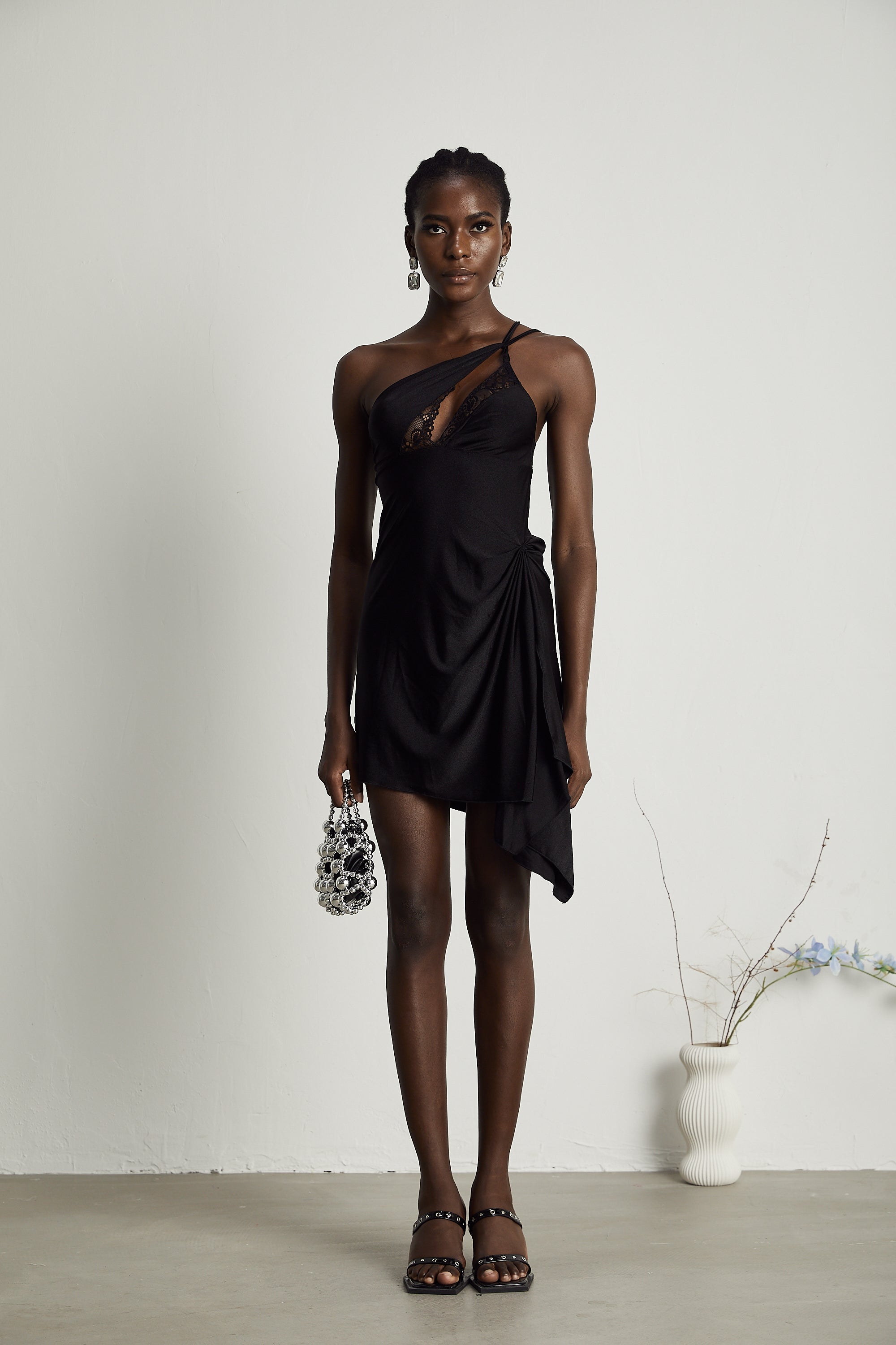 Μίνι Φόρεμα Με Δαντέλα Juana Με Λεπτομέρειες Και Ασύμμετρο Σχέδιο