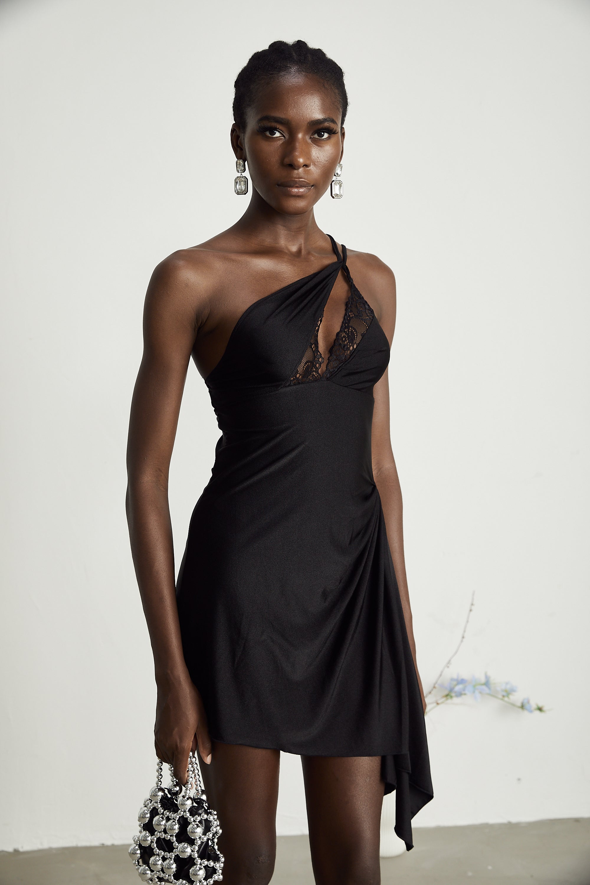 Μίνι Φόρεμα Με Δαντέλα Juana Με Λεπτομέρειες Και Ασύμμετρο Σχέδιο