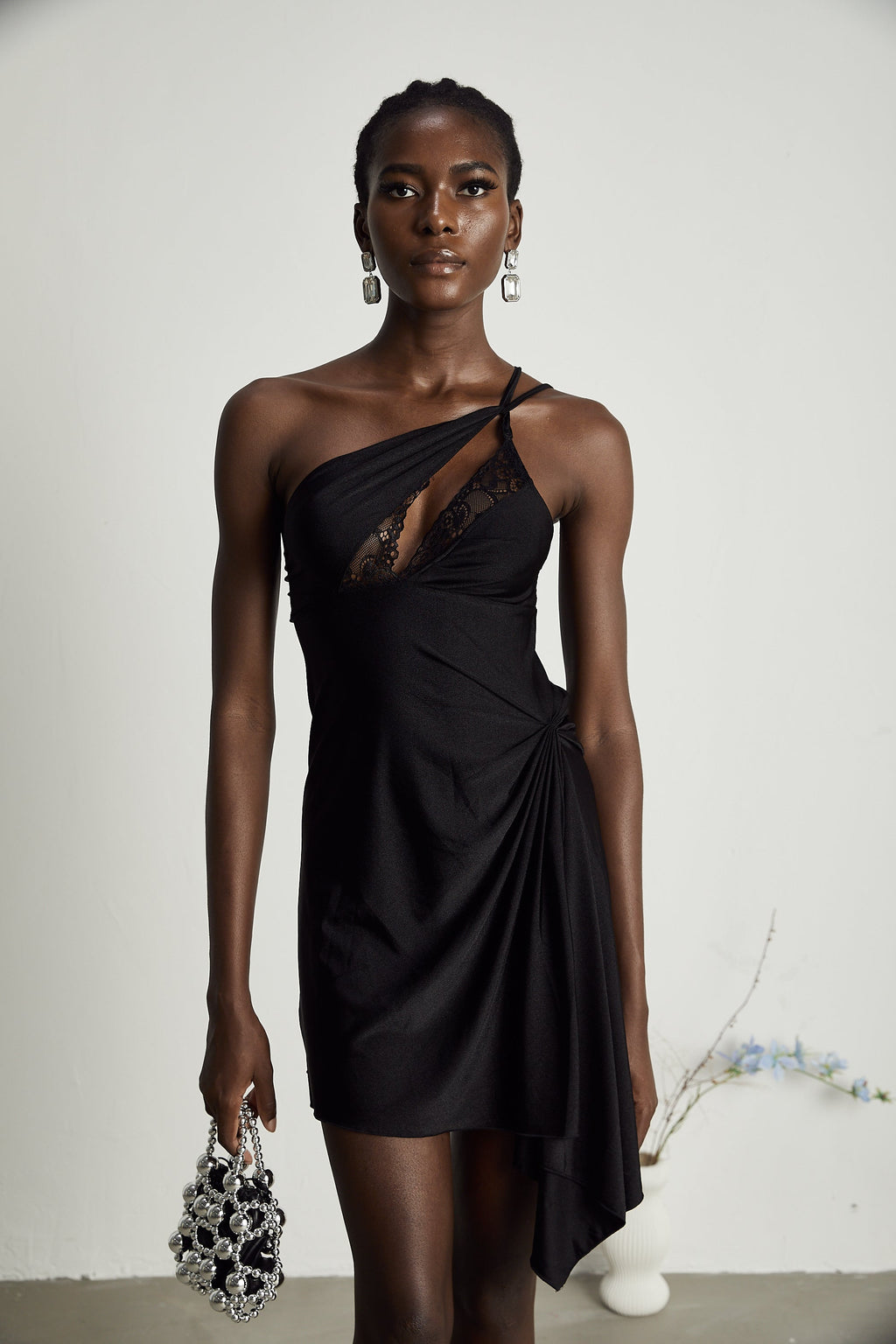 Μίνι Φόρεμα Με Δαντέλα Juana Με Λεπτομέρειες Και Ασύμμετρο Σχέδιο