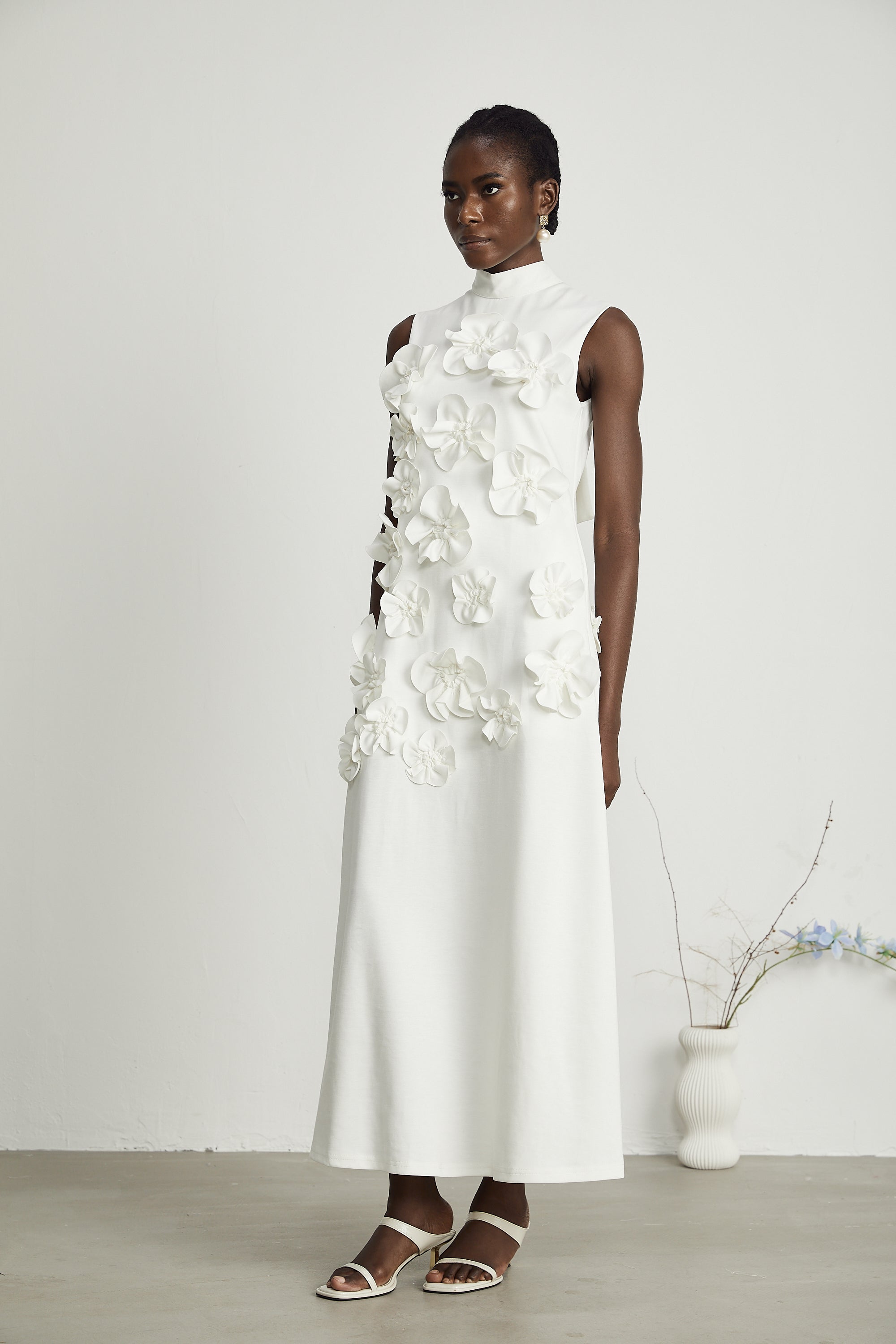 Λευκό Φόρεμα Με Παπιγιόν Magali Και Διακοσμητικά Λουλουδιών, Αμάνικο Μάξι Φόρεμα