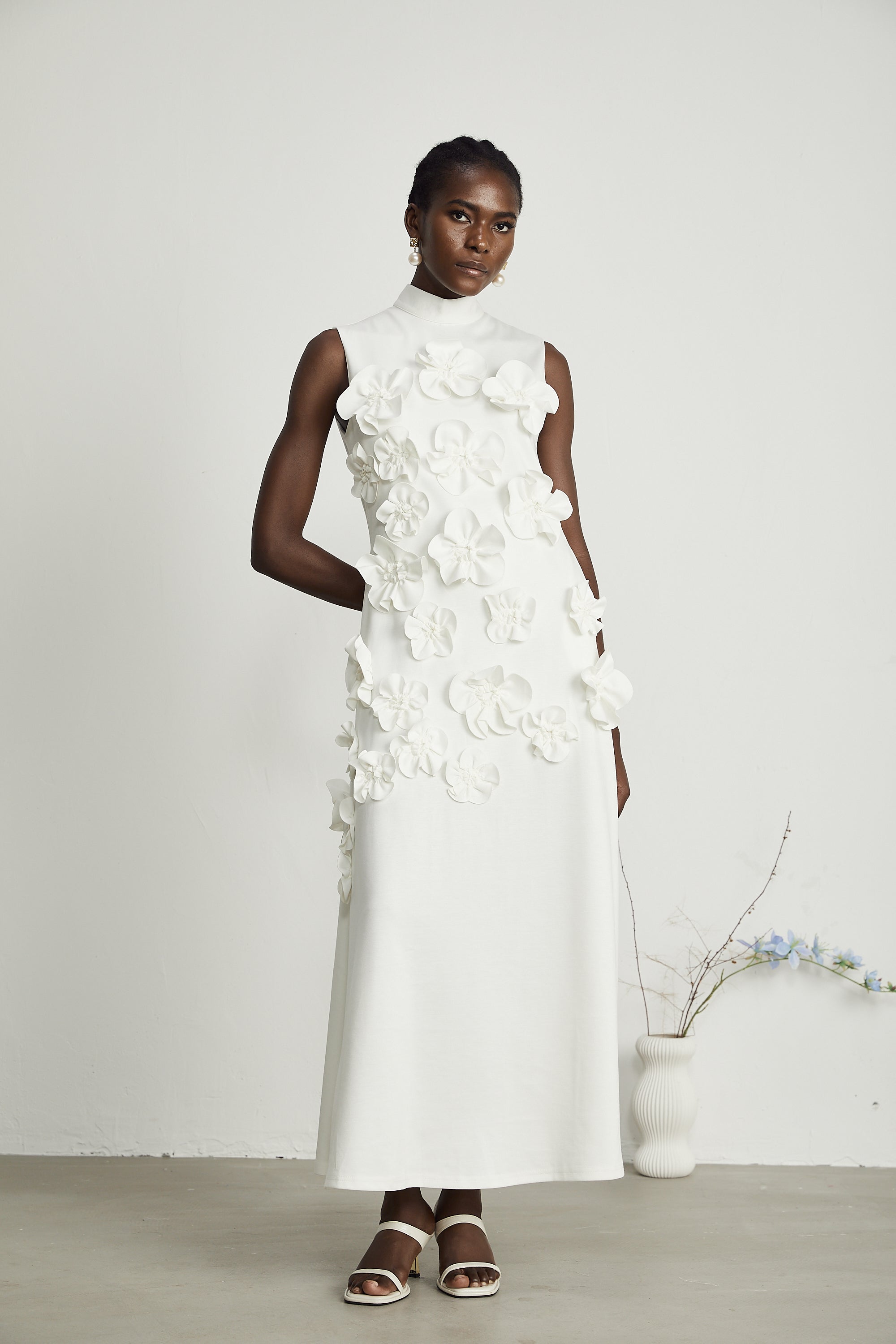 Λευκό Φόρεμα Με Παπιγιόν Magali Και Διακοσμητικά Λουλουδιών, Αμάνικο Μάξι Φόρεμα