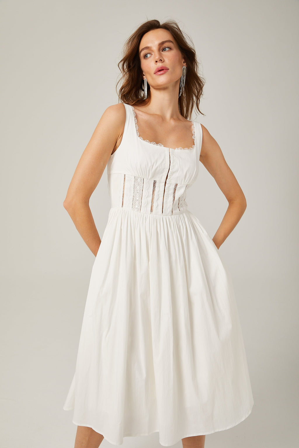 Φόρεμα Jeanne Με Λευκή Δαντέλα Και Μίντι Λαιμόκοψη