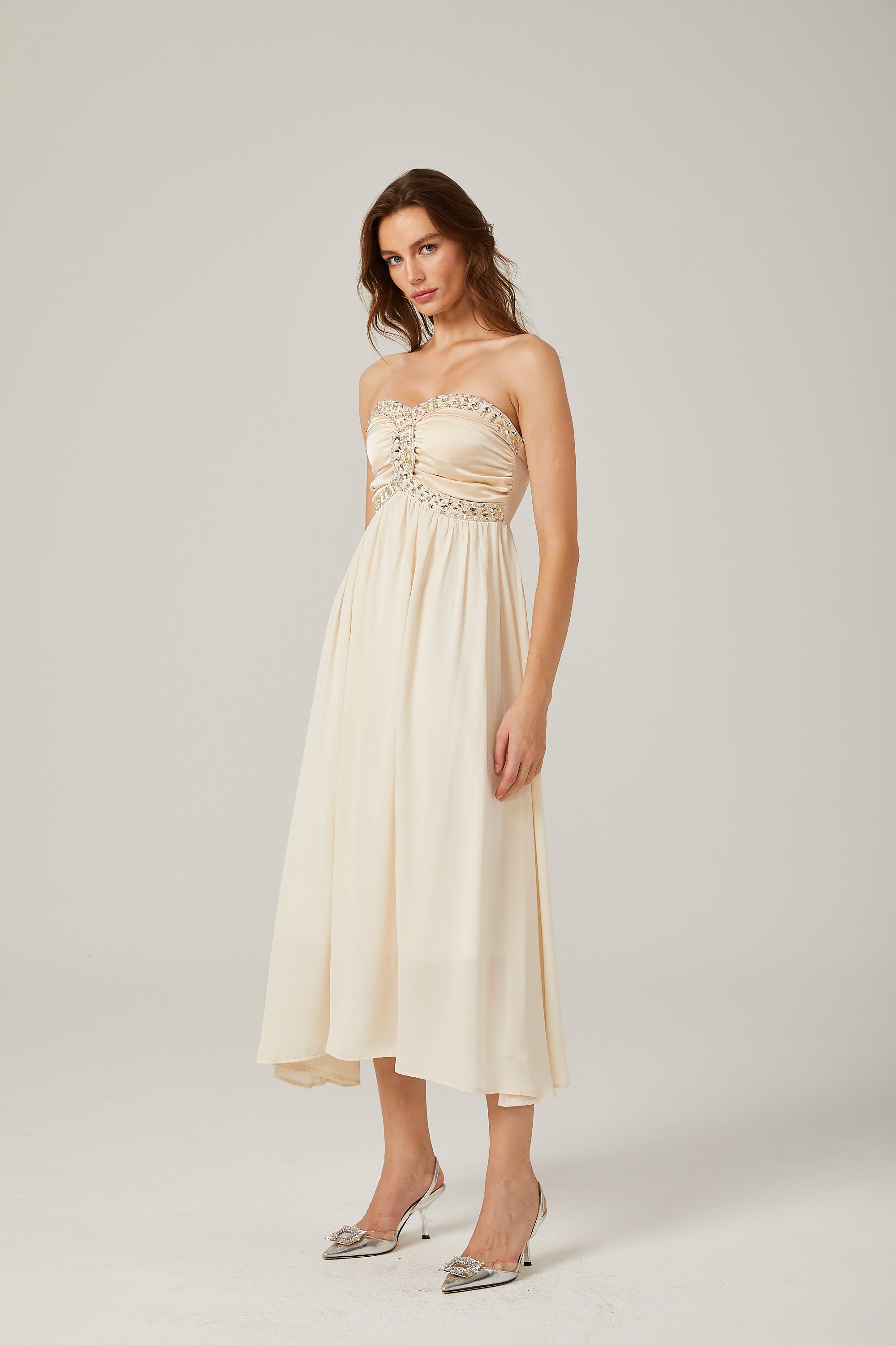 Φόρεμα Μίντι Με Κέντημα Και Έξω Τους Ώμους Parisa