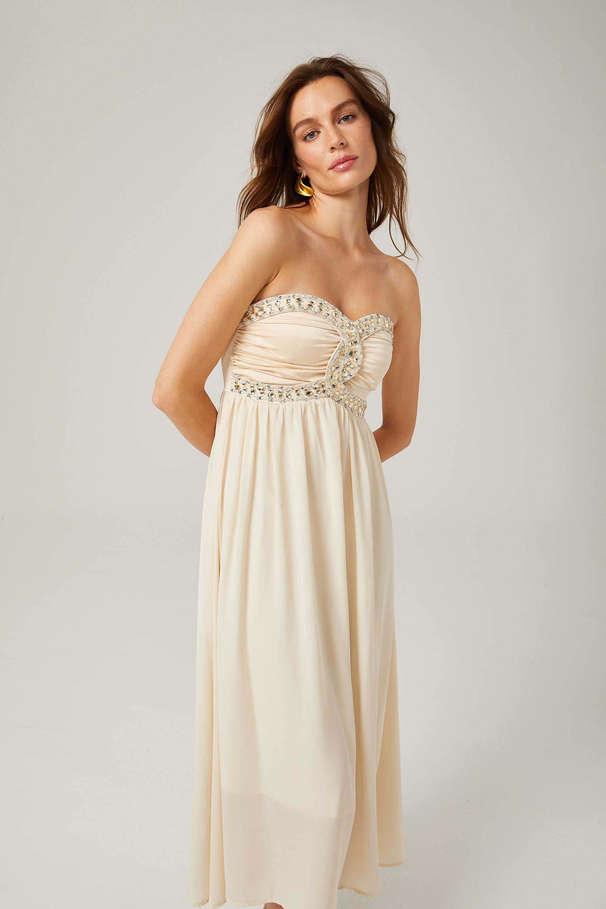 Φόρεμα Μίντι Με Κέντημα Και Έξω Τους Ώμους Parisa