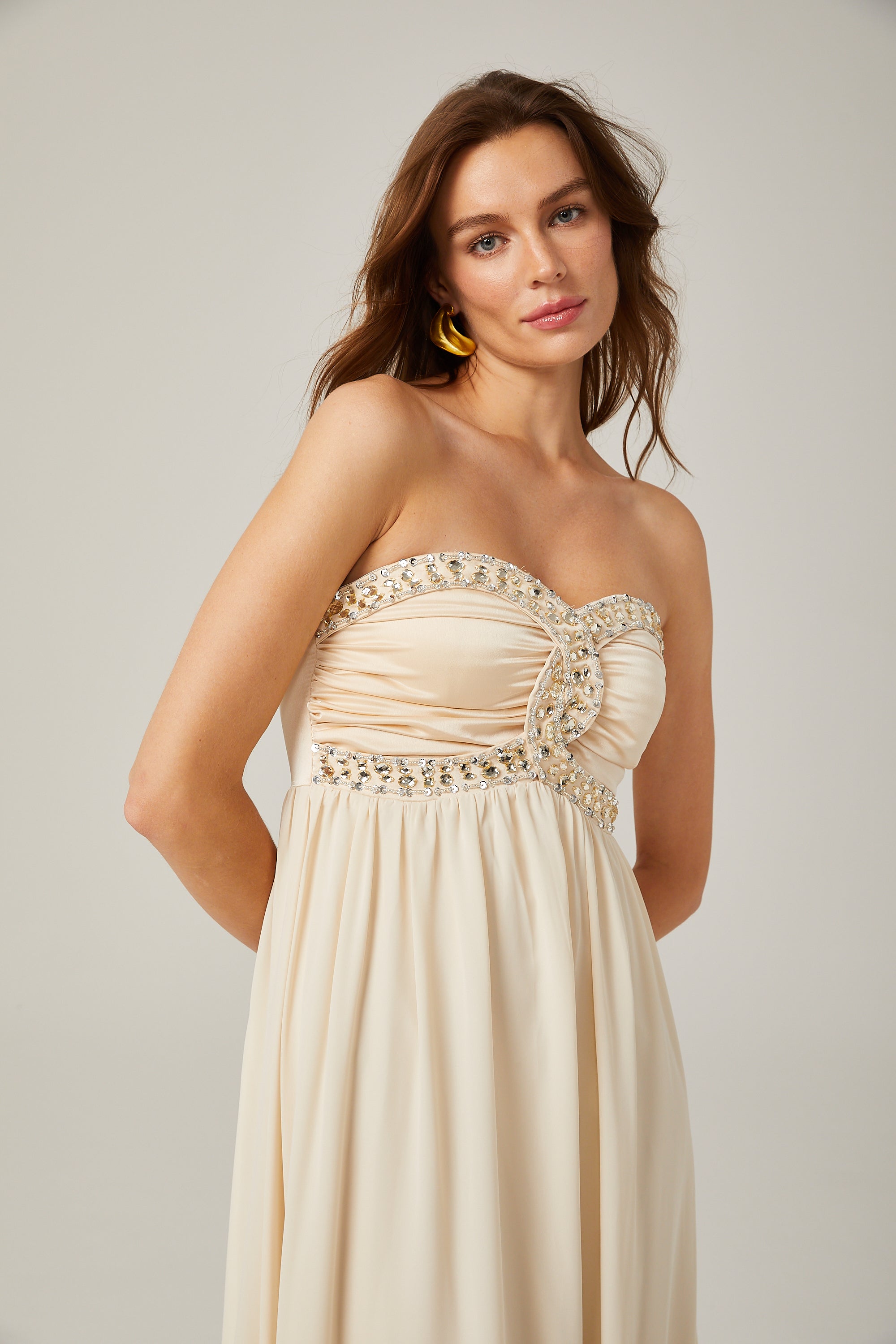 Φόρεμα Μίντι Με Κέντημα Και Έξω Τους Ώμους Parisa