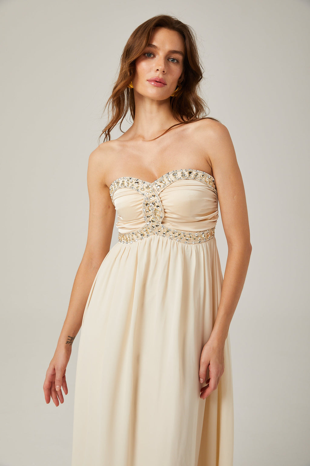 Φόρεμα Μίντι Με Κέντημα Και Έξω Τους Ώμους Parisa