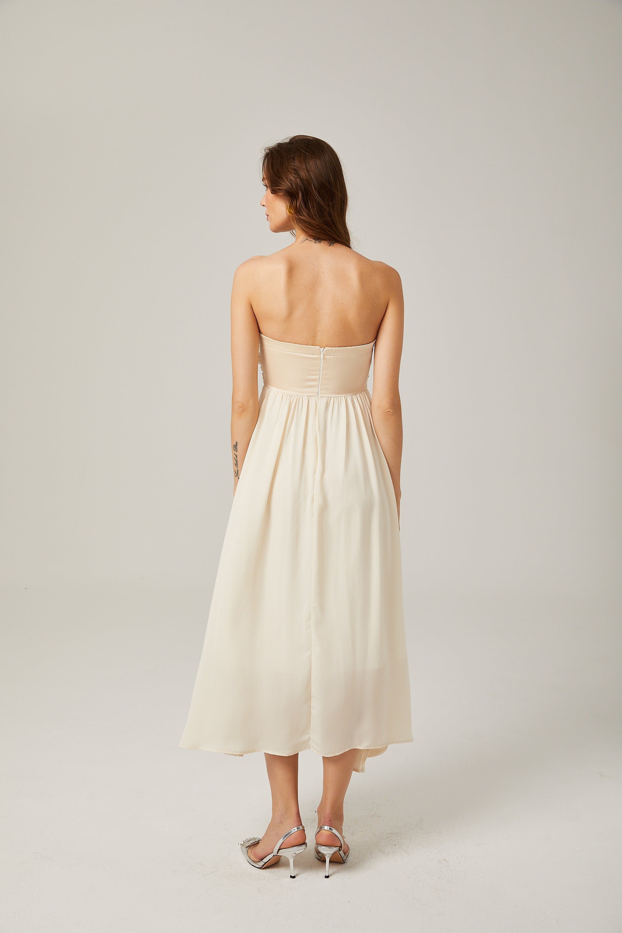 Φόρεμα Μίντι Με Κέντημα Και Έξω Τους Ώμους Parisa