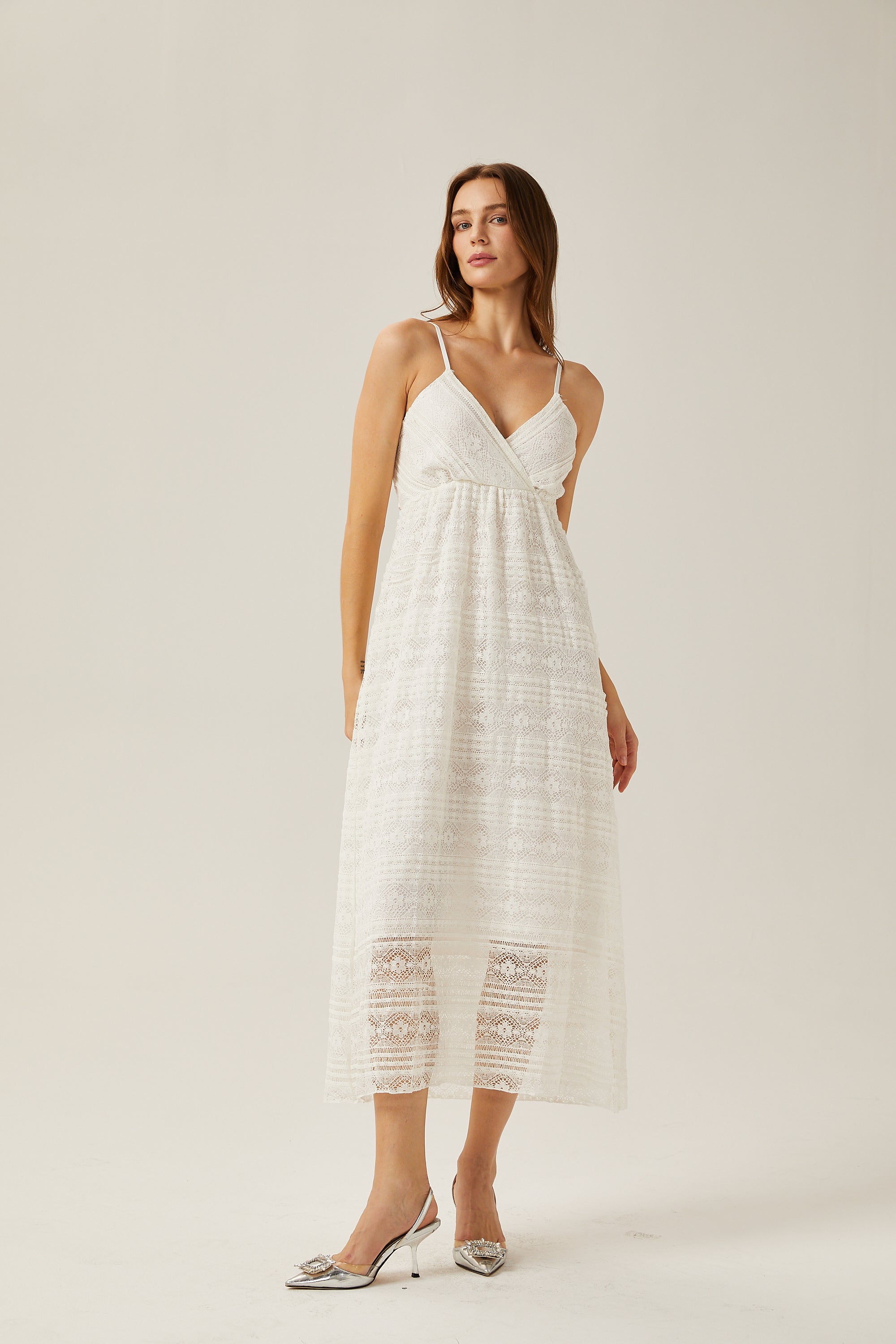 Λευκό Φόρεμα Gabrielle Με V Λαιμόκοψη Και Μίντι Λαιμόκοψη