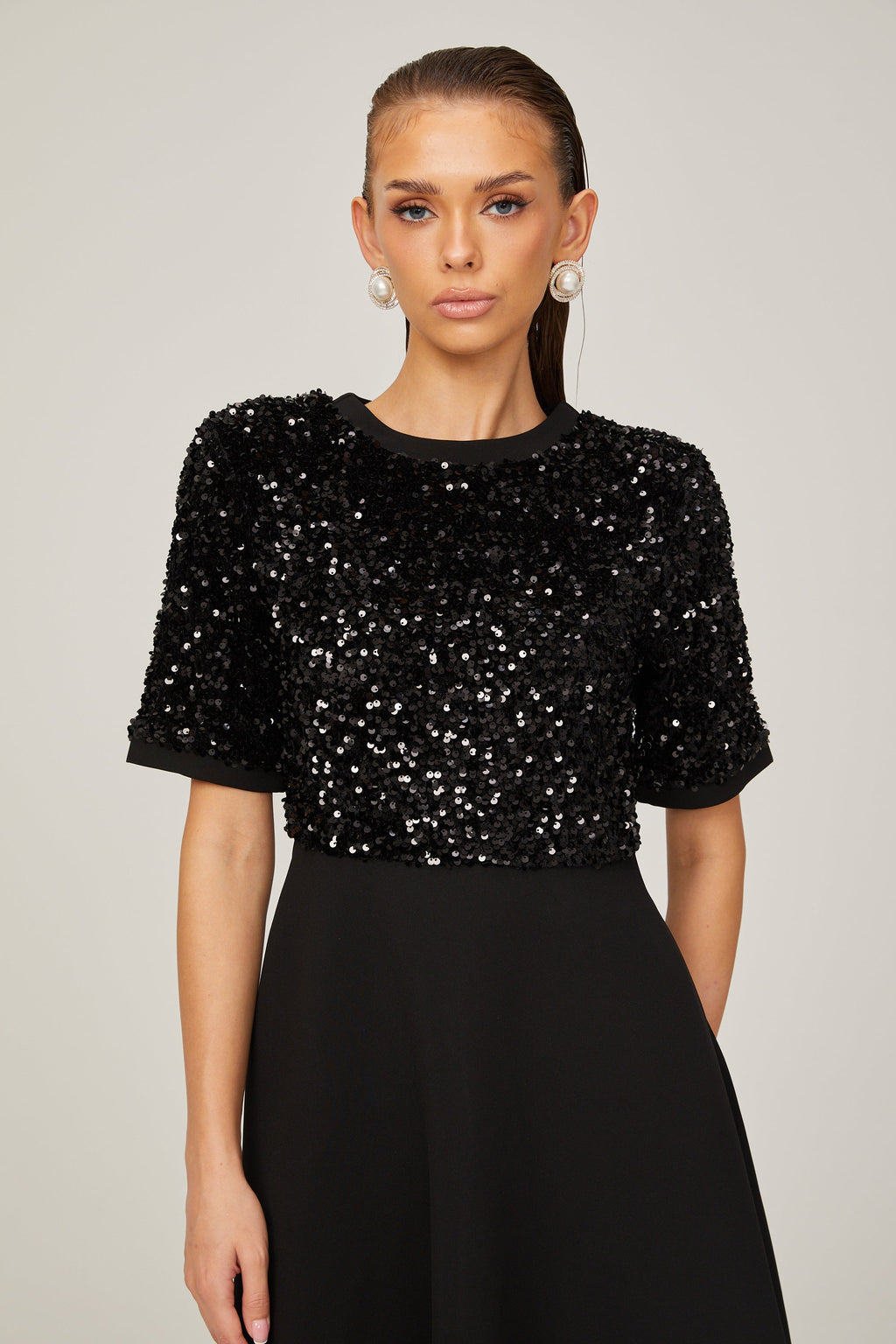 Μαύρο Φόρεμα Μίντι Με Κοντό Μανίκι Και Παγιέτες Charlotte