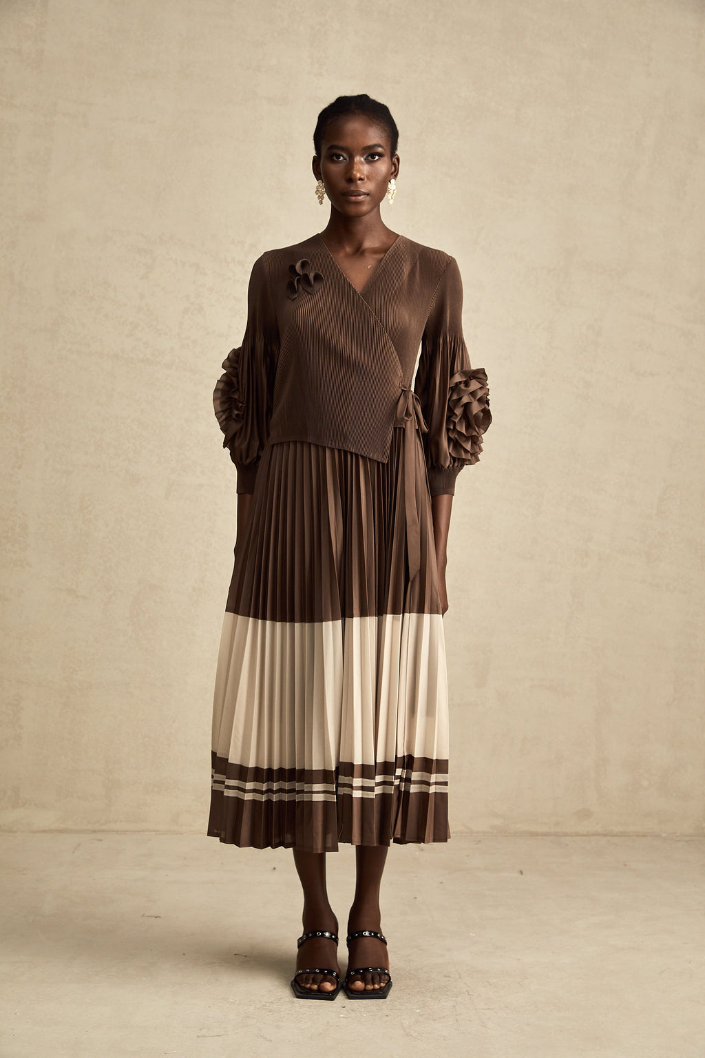 Φόρεμα Μίντι Με Πλισέ Σχέδιο Emeline, Καφέ, Με Ψεύτικα Λουλούδια Και Prints