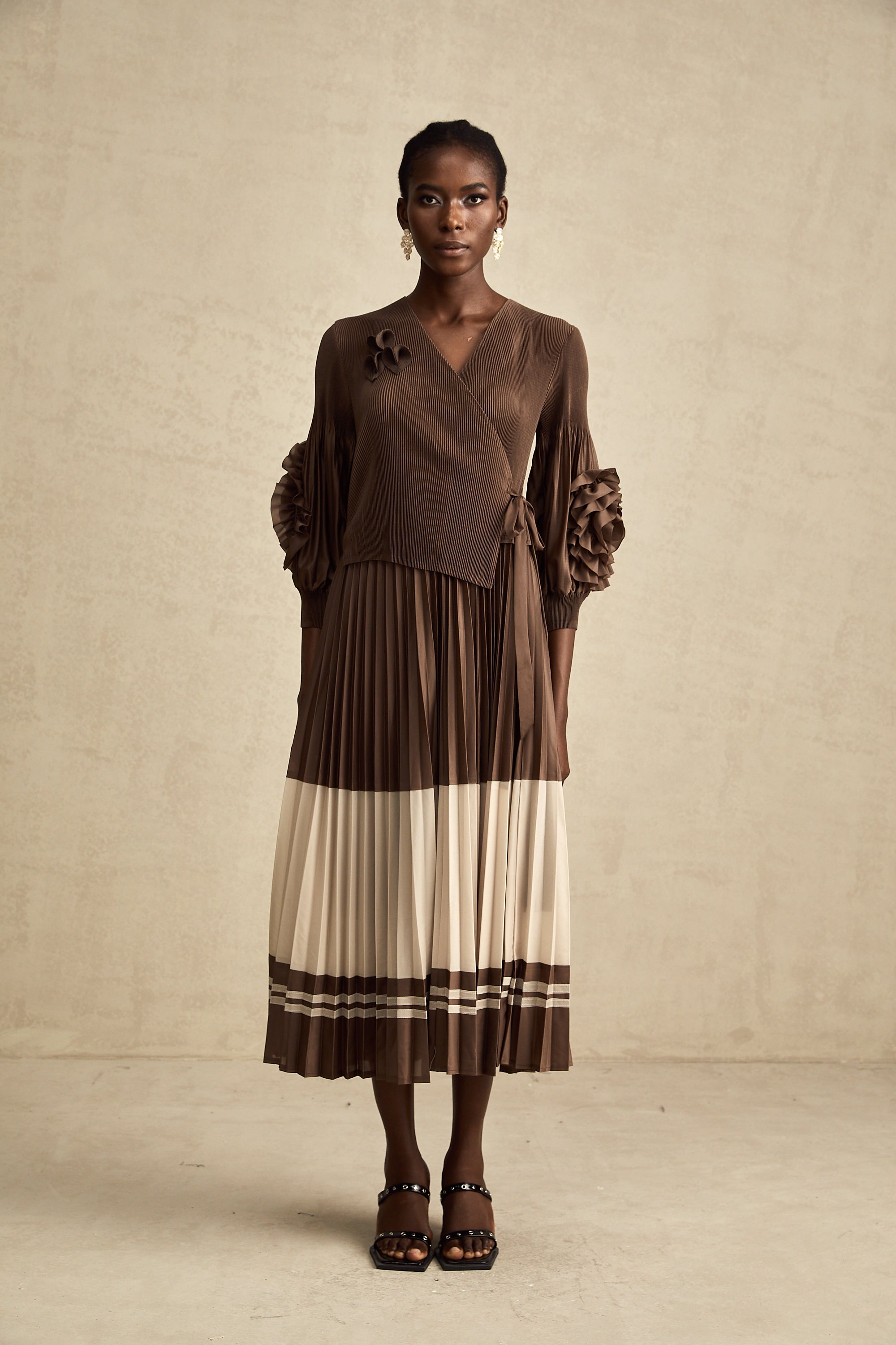 Φόρεμα Μίντι Με Πλισέ Σχέδιο Emeline, Καφέ, Με Ψεύτικα Λουλούδια Και Prints