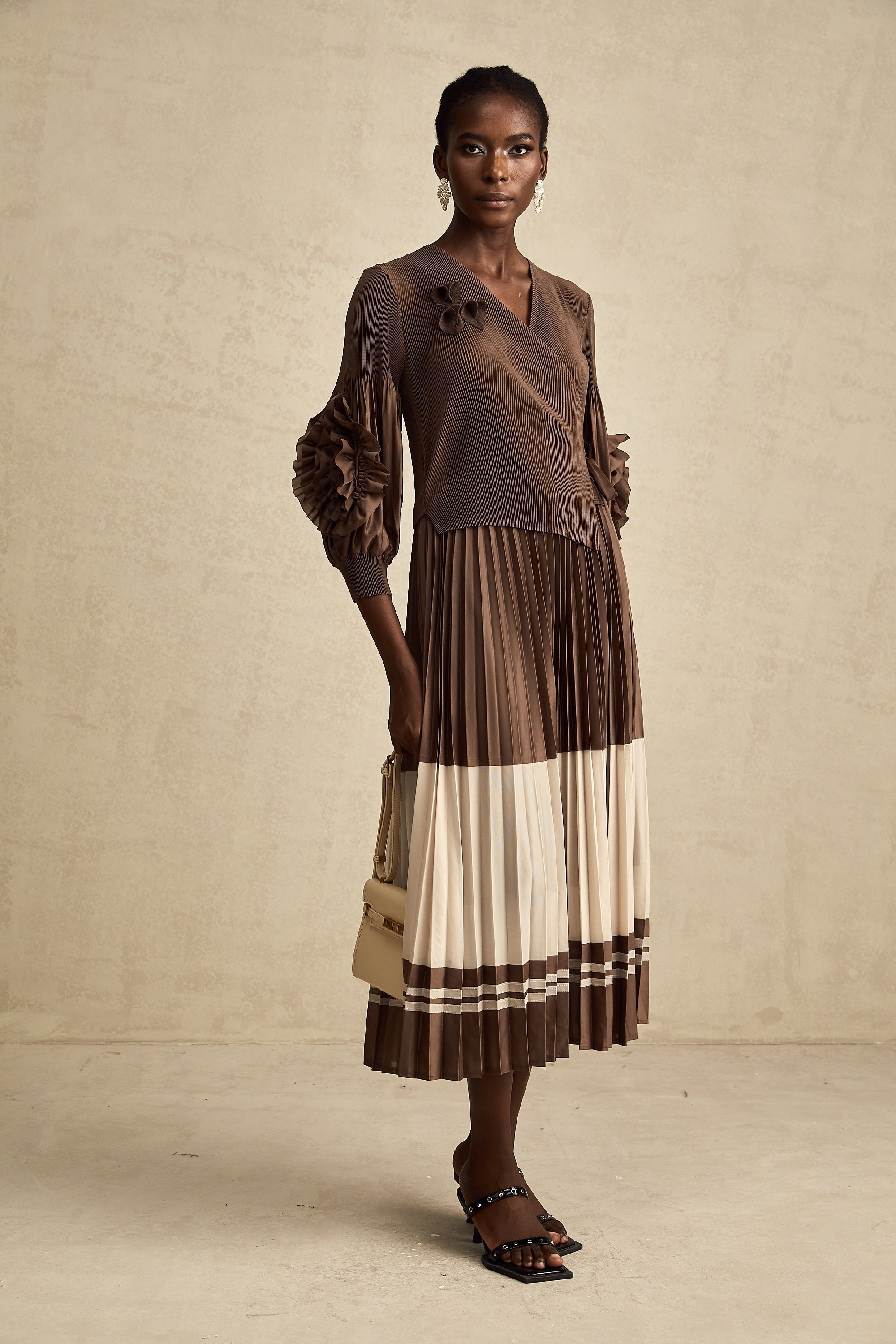 Φόρεμα Μίντι Με Πλισέ Σχέδιο Emeline, Καφέ, Με Ψεύτικα Λουλούδια Και Prints