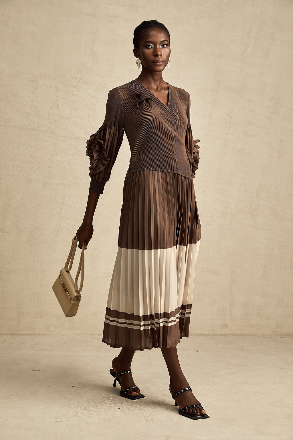 Φόρεμα Μίντι Με Πλισέ Σχέδιο Emeline, Καφέ, Με Ψεύτικα Λουλούδια Και Prints