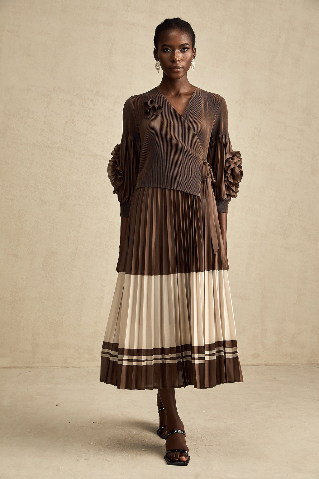 Φόρεμα Μίντι Με Πλισέ Σχέδιο Emeline, Καφέ, Με Ψεύτικα Λουλούδια Και Prints