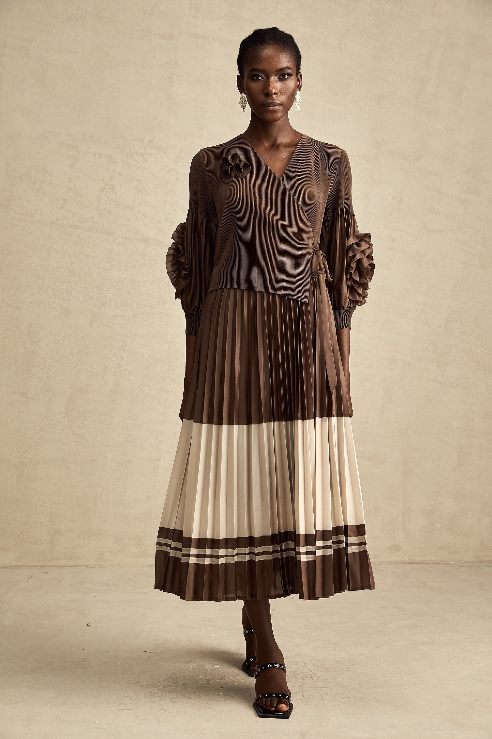 Φόρεμα Μίντι Με Πλισέ Σχέδιο Emeline, Καφέ, Με Ψεύτικα Λουλούδια Και Prints