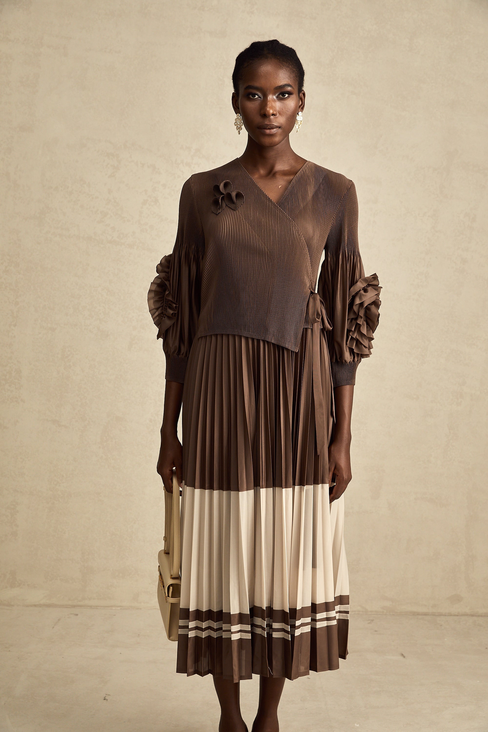 Φόρεμα Μίντι Με Πλισέ Σχέδιο Emeline, Καφέ, Με Ψεύτικα Λουλούδια Και Prints