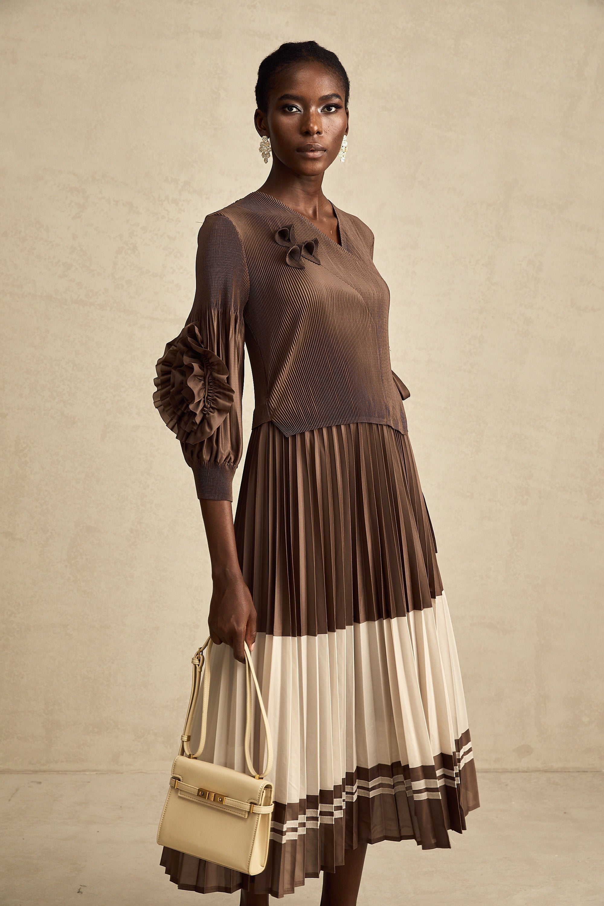 Φόρεμα Μίντι Με Πλισέ Σχέδιο Emeline, Καφέ, Με Ψεύτικα Λουλούδια Και Prints