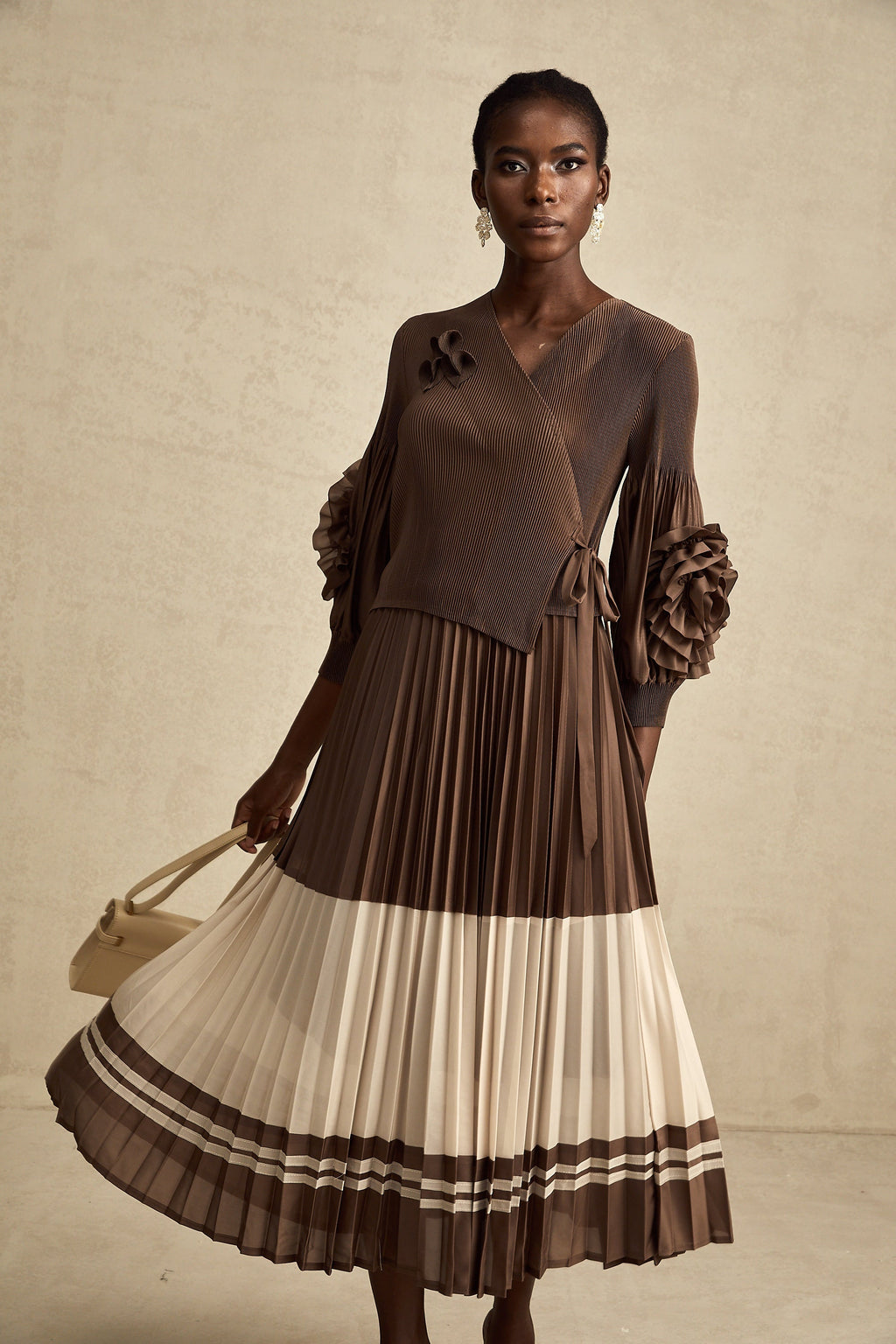 Φόρεμα Μίντι Με Πλισέ Σχέδιο Emeline, Καφέ, Με Ψεύτικα Λουλούδια Και Prints