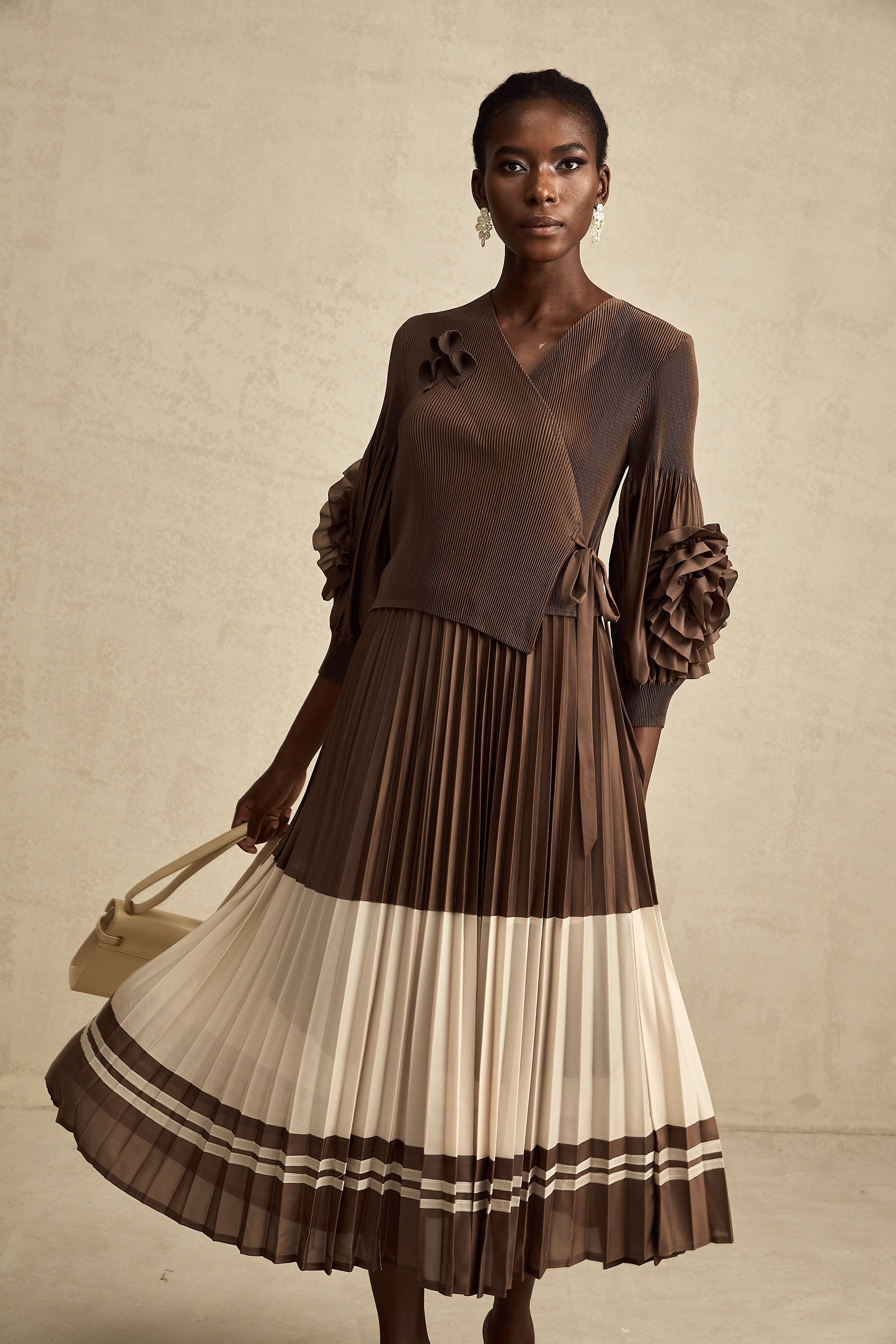 Φόρεμα Μίντι Με Πλισέ Σχέδιο Emeline, Καφέ, Με Ψεύτικα Λουλούδια Και Prints