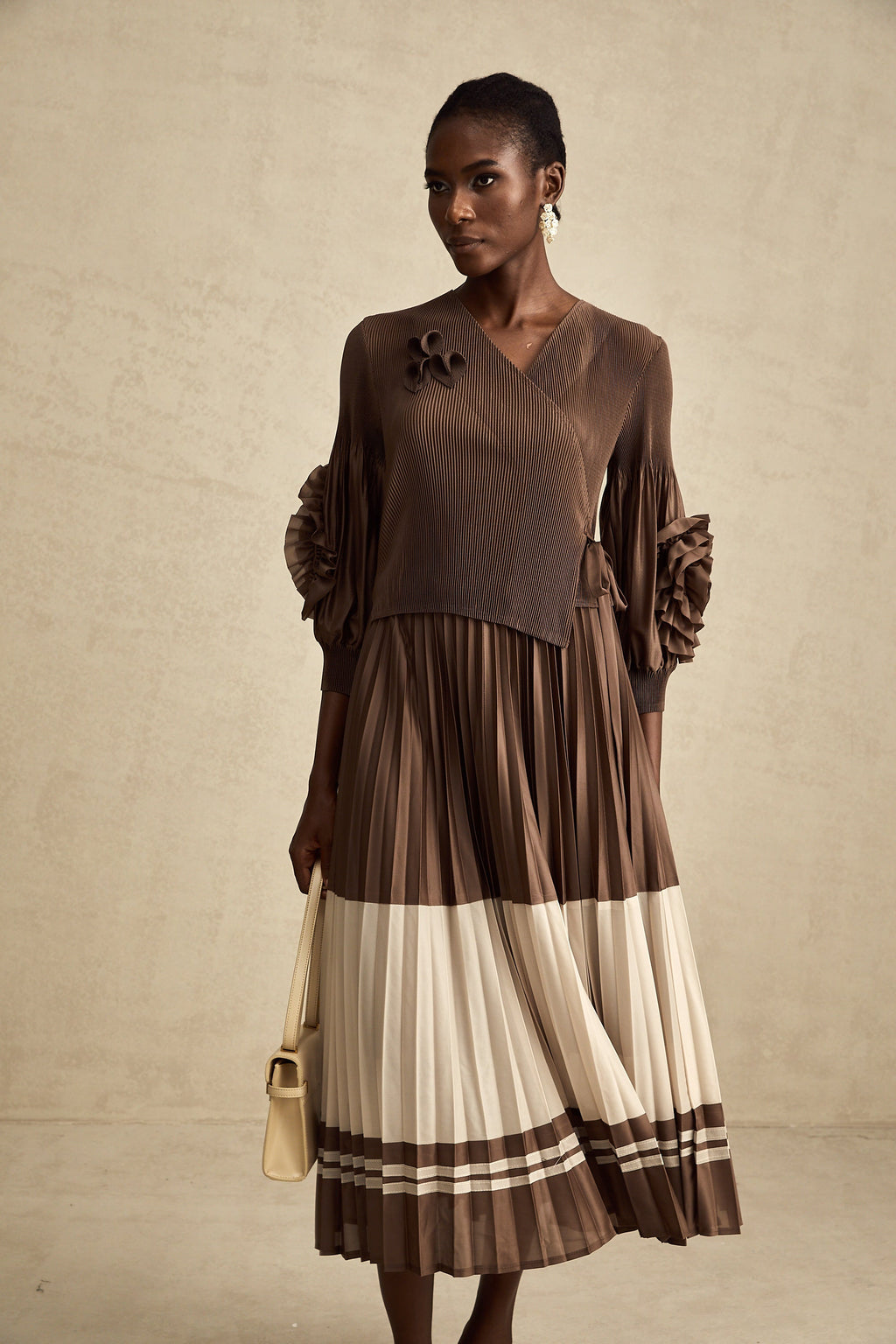 Φόρεμα Μίντι Με Πλισέ Σχέδιο Emeline, Καφέ, Με Ψεύτικα Λουλούδια Και Prints