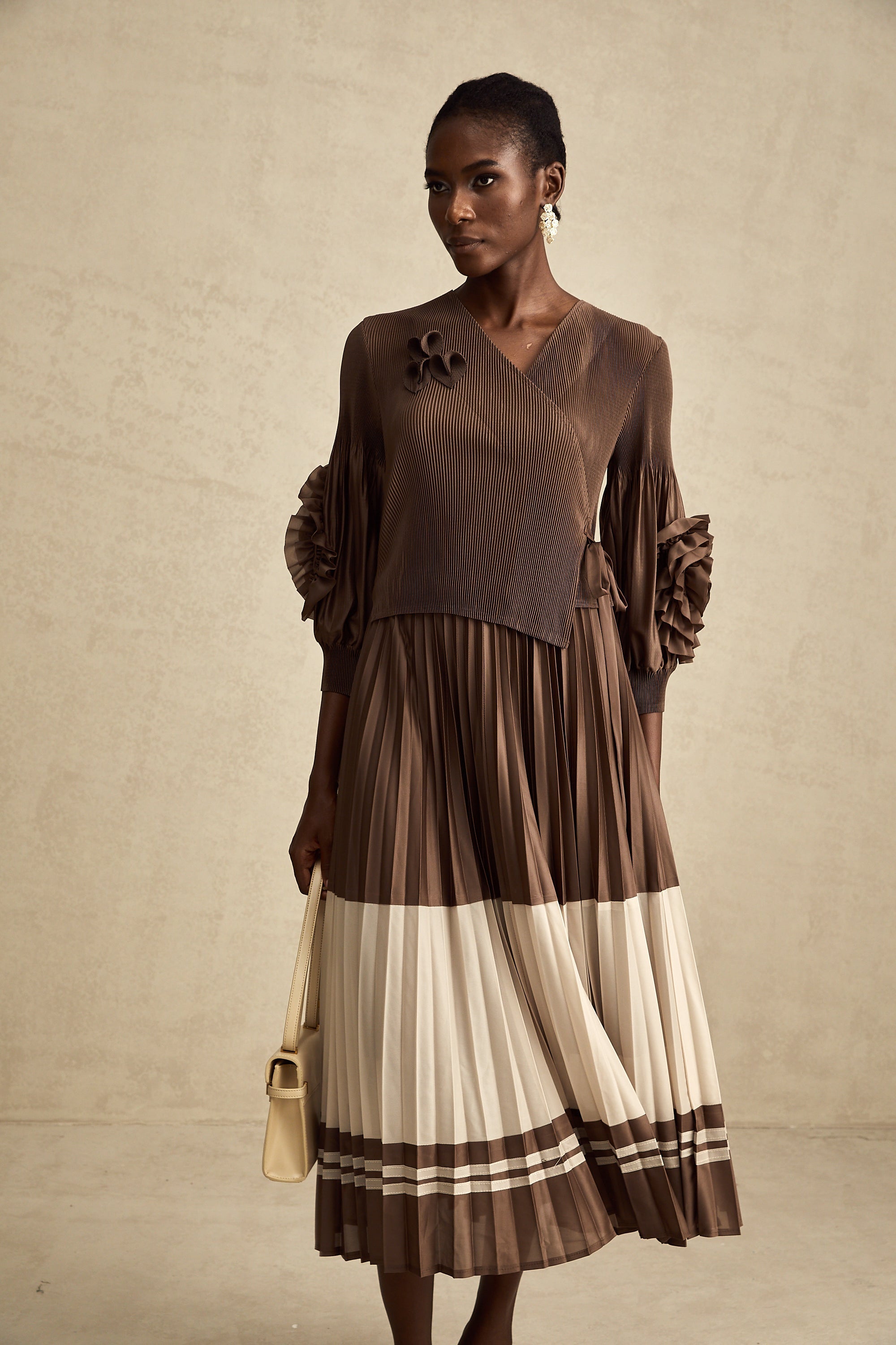 Φόρεμα Μίντι Με Πλισέ Σχέδιο Emeline, Καφέ, Με Ψεύτικα Λουλούδια Και Prints