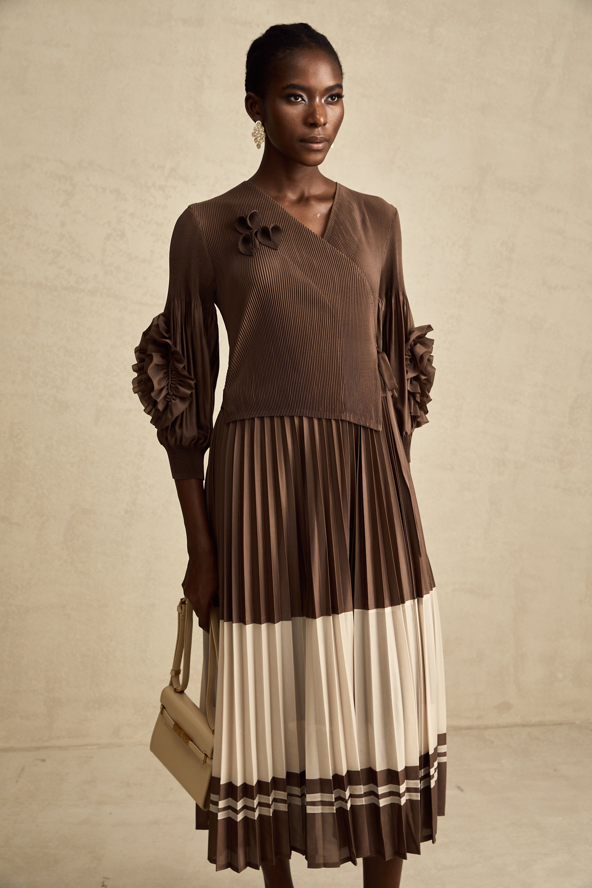 Φόρεμα Μίντι Με Πλισέ Σχέδιο Emeline, Καφέ, Με Ψεύτικα Λουλούδια Και Prints