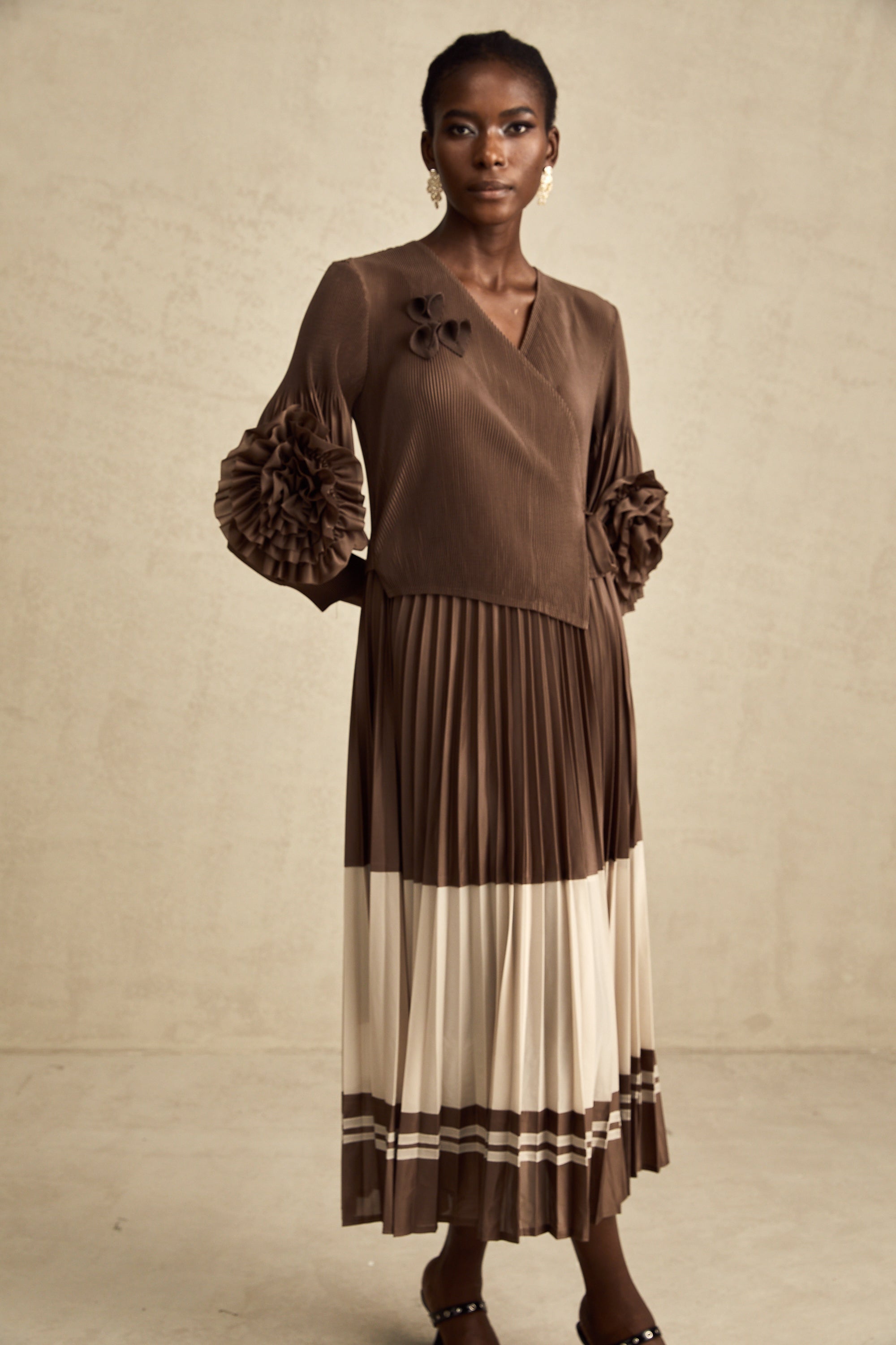 Φόρεμα Μίντι Με Πλισέ Σχέδιο Emeline, Καφέ, Με Ψεύτικα Λουλούδια Και Prints