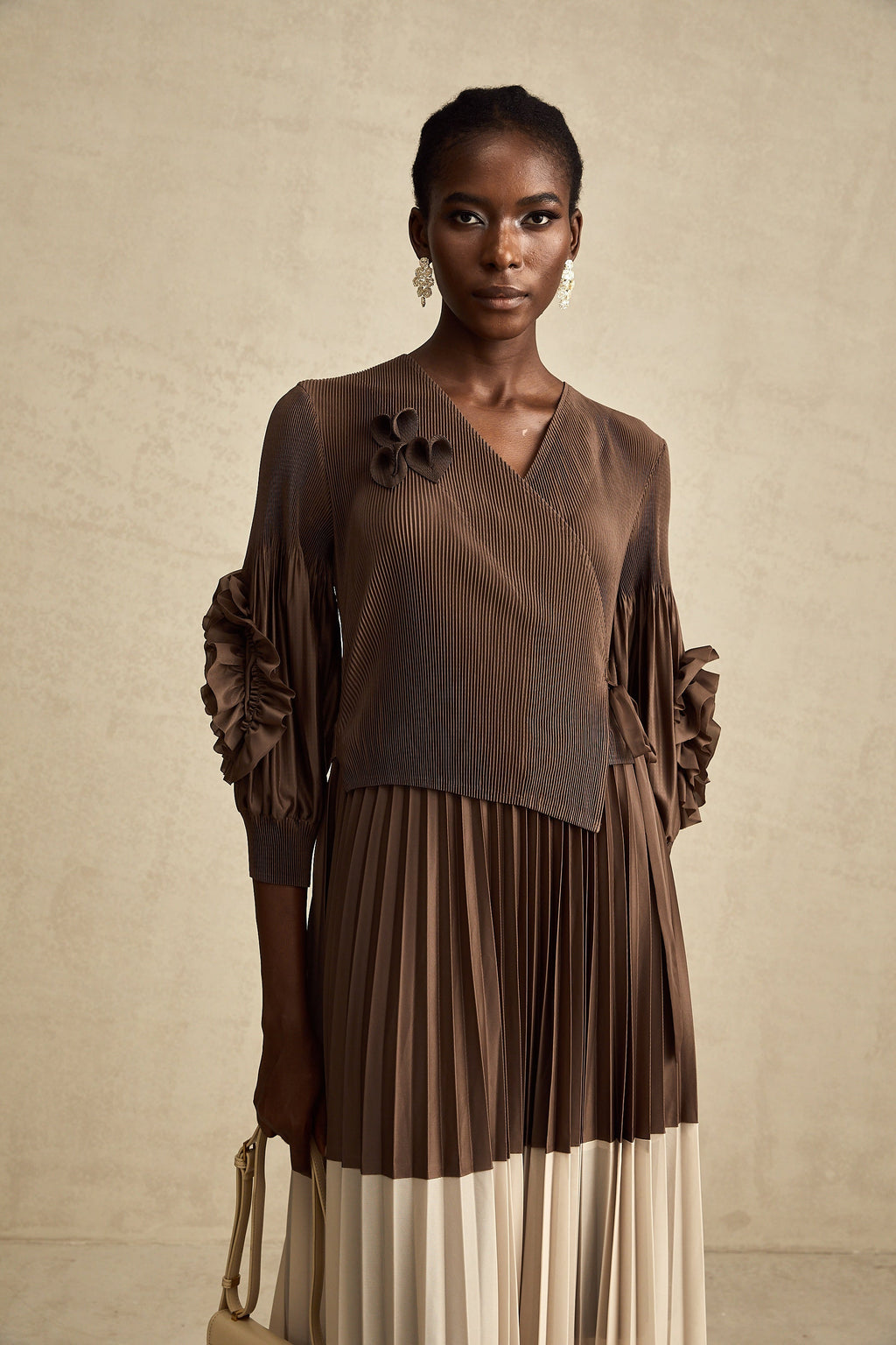 Φόρεμα Μίντι Με Πλισέ Σχέδιο Emeline, Καφέ, Με Ψεύτικα Λουλούδια Και Prints