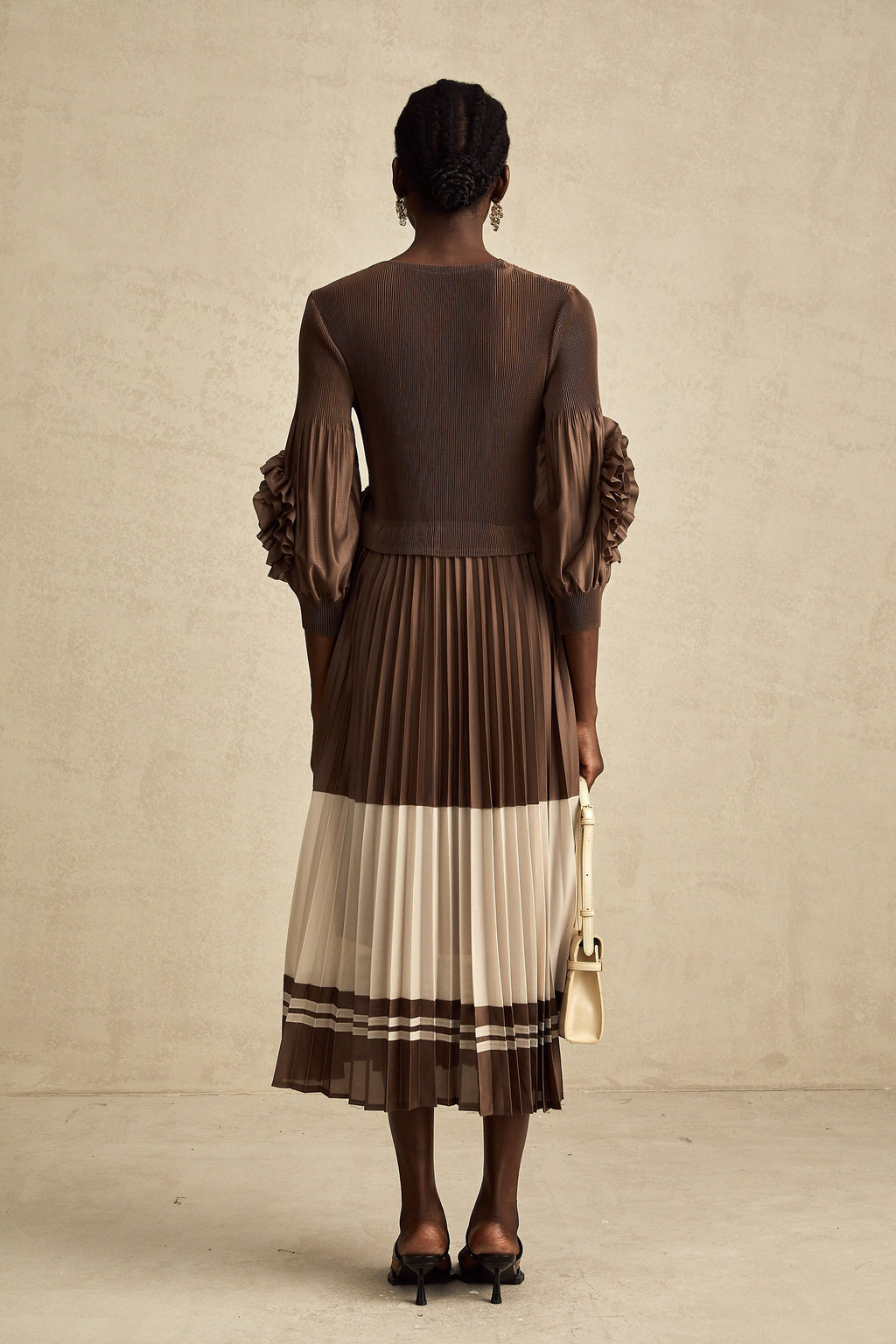 Φόρεμα Μίντι Με Πλισέ Σχέδιο Emeline, Καφέ, Με Ψεύτικα Λουλούδια Και Prints