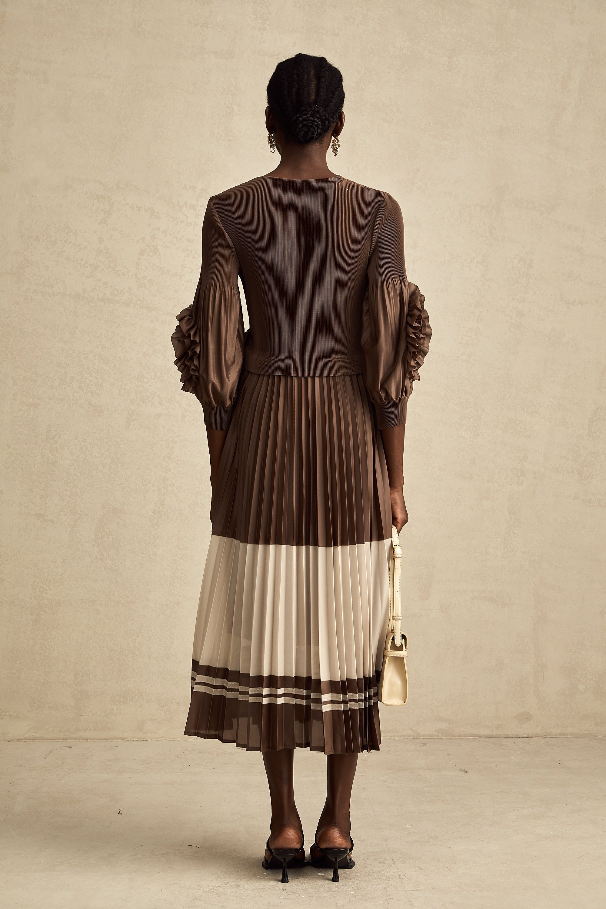 Φόρεμα Μίντι Με Πλισέ Σχέδιο Emeline, Καφέ, Με Ψεύτικα Λουλούδια Και Prints