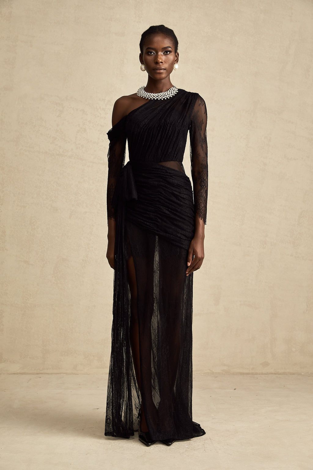 Μαύρο Φόρεμα Jeanne Με Έναν Ώμο Και Μάξι Λαιμόκοψη