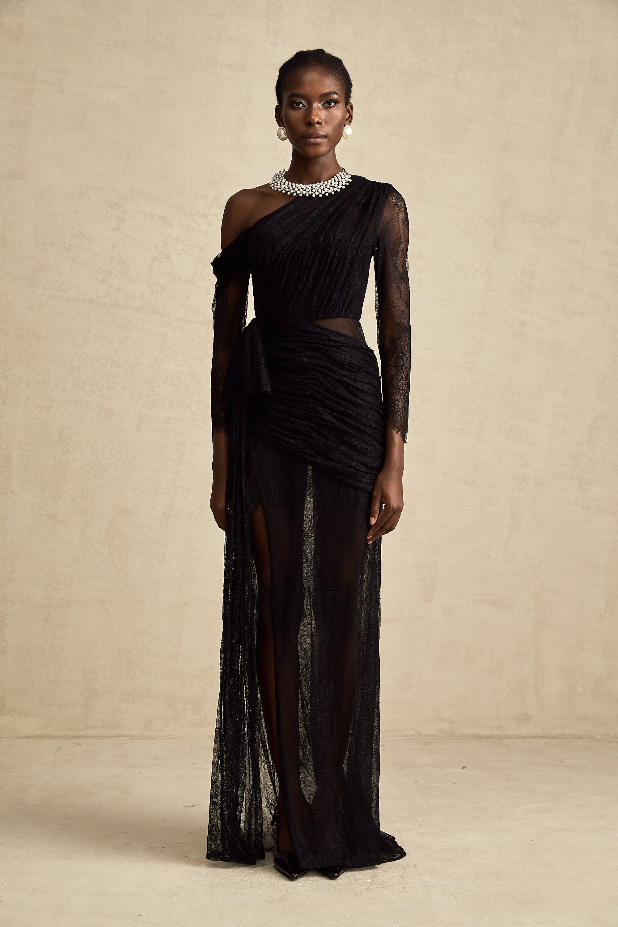 Μαύρο Φόρεμα Jeanne Με Έναν Ώμο Και Μάξι Λαιμόκοψη