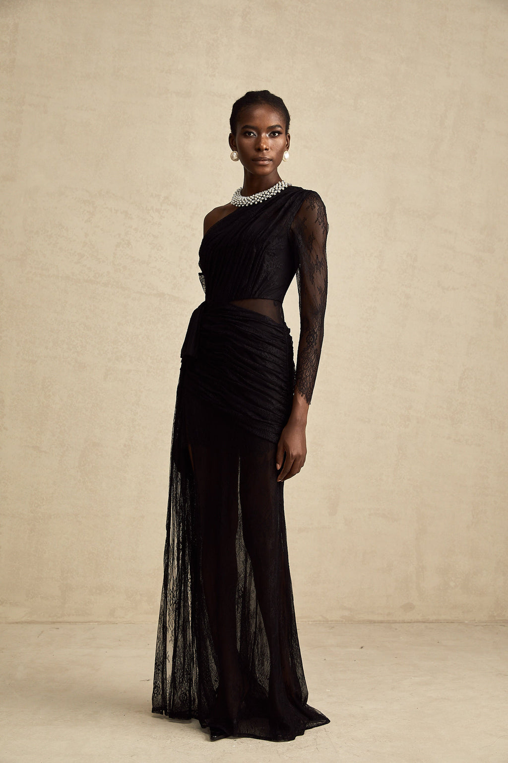 Μαύρο Φόρεμα Jeanne Με Έναν Ώμο Και Μάξι Λαιμόκοψη