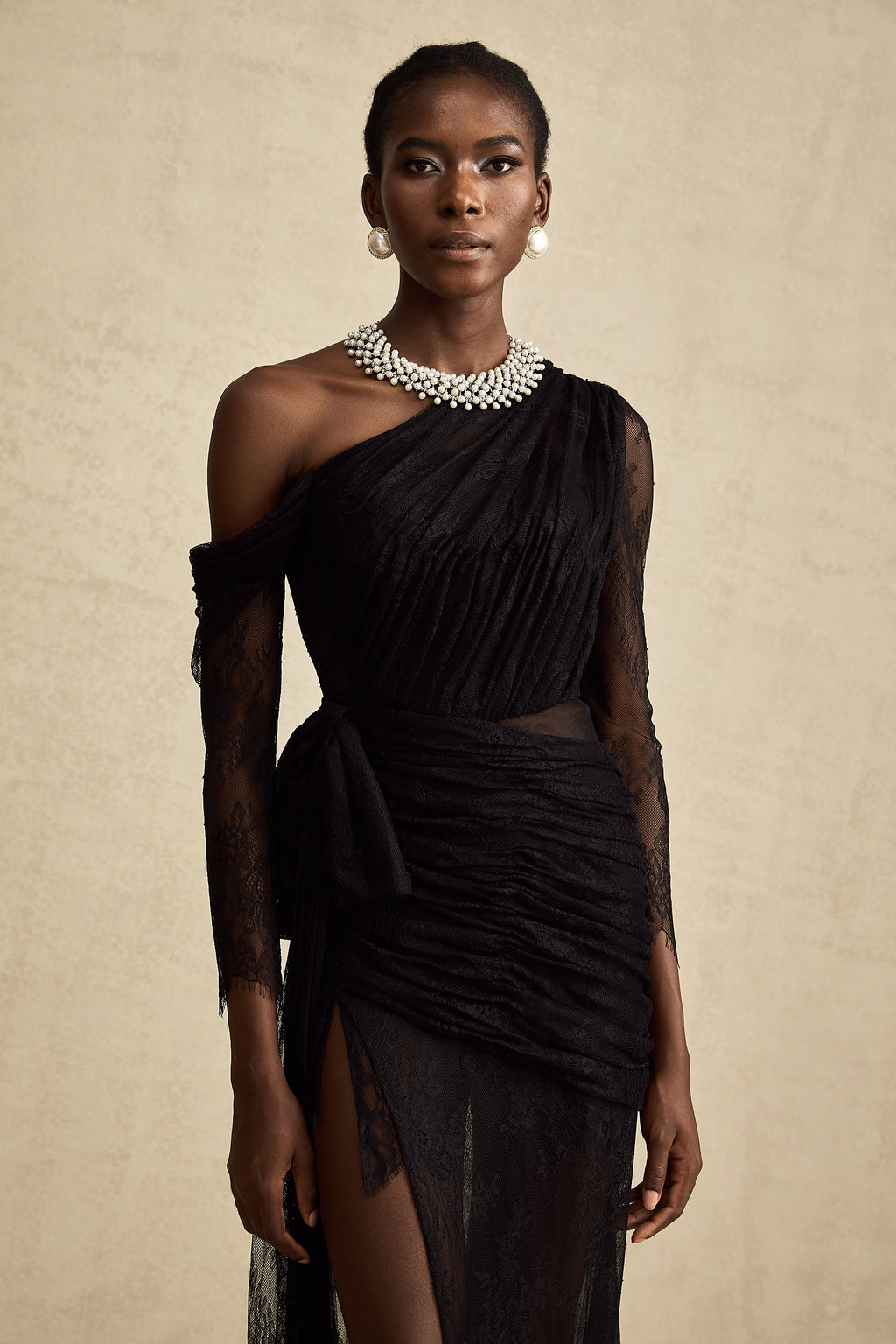 Μαύρο Φόρεμα Jeanne Με Έναν Ώμο Και Μάξι Λαιμόκοψη