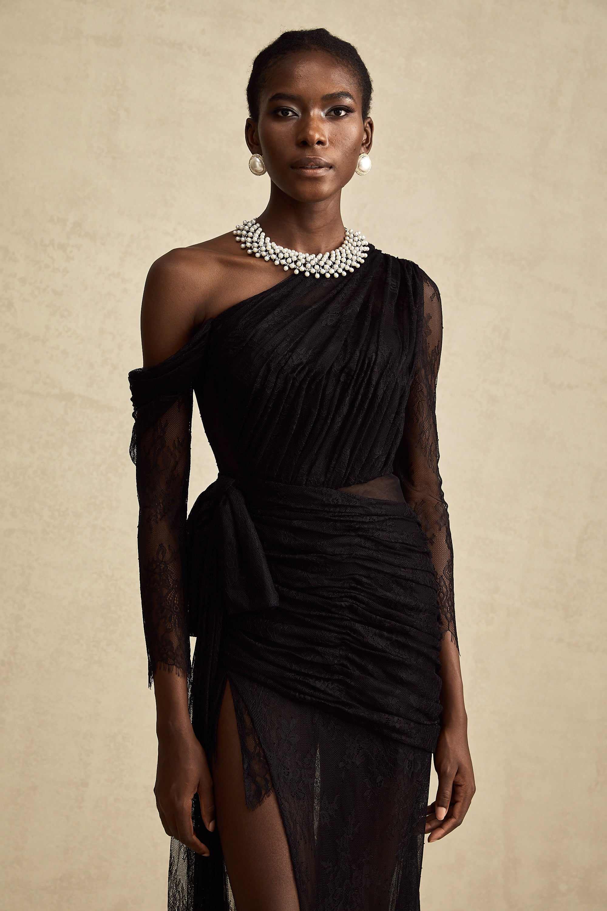 Μαύρο Φόρεμα Jeanne Με Έναν Ώμο Και Μάξι Λαιμόκοψη