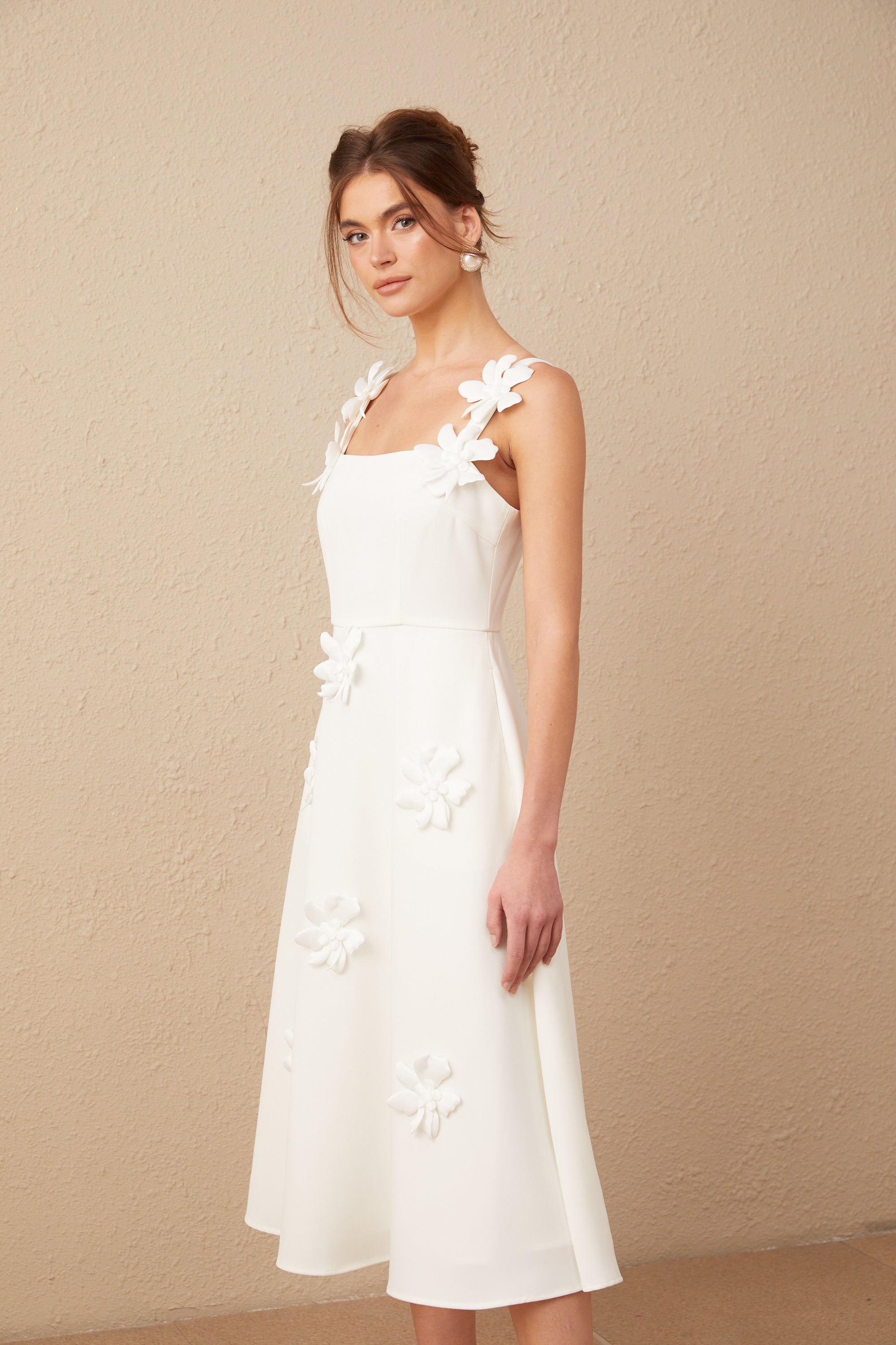 Φόρεμα Ariane Με Λευκό Μίντι Φόρεμα Και Ψεύτικο Λουλούδι Και Τετράγωνη Λαιμόκοψη