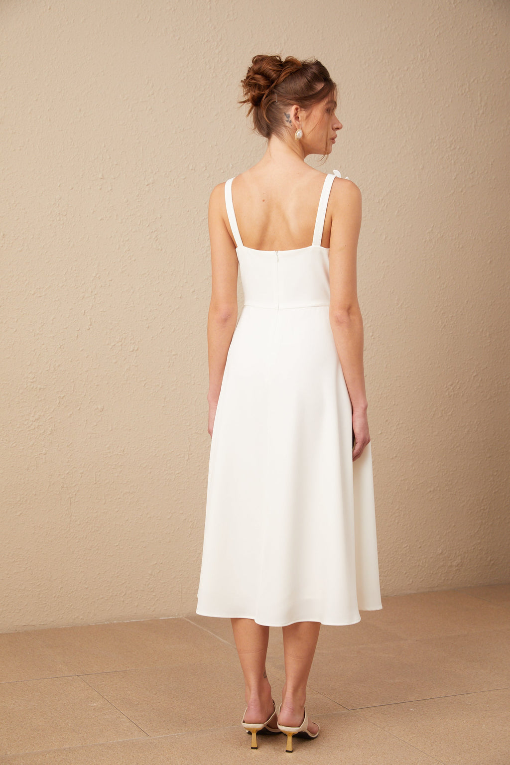 Φόρεμα Ariane Με Λευκό Μίντι Φόρεμα Και Ψεύτικο Λουλούδι Και Τετράγωνη Λαιμόκοψη