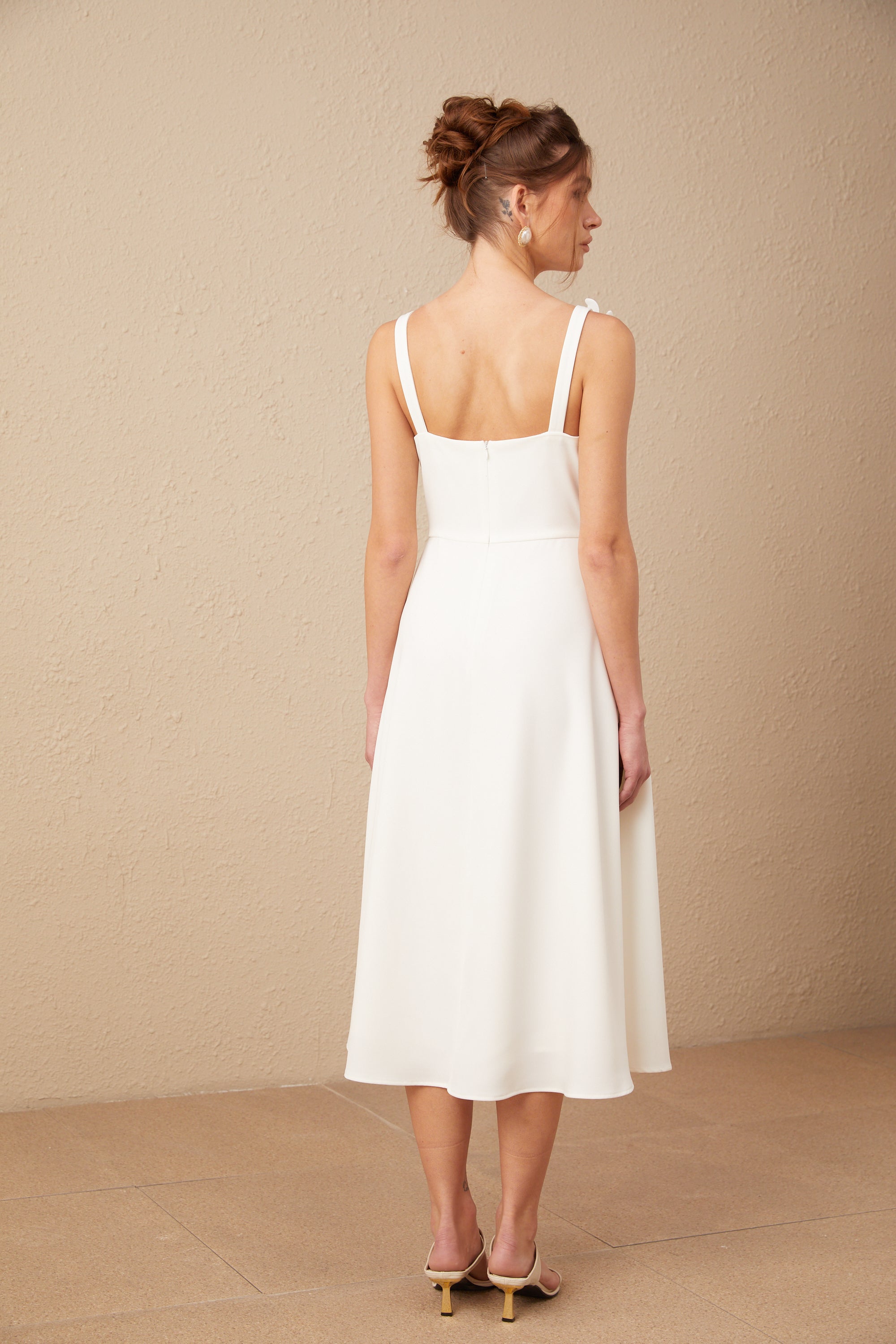 Φόρεμα Ariane Με Λευκό Μίντι Φόρεμα Και Ψεύτικο Λουλούδι Και Τετράγωνη Λαιμόκοψη