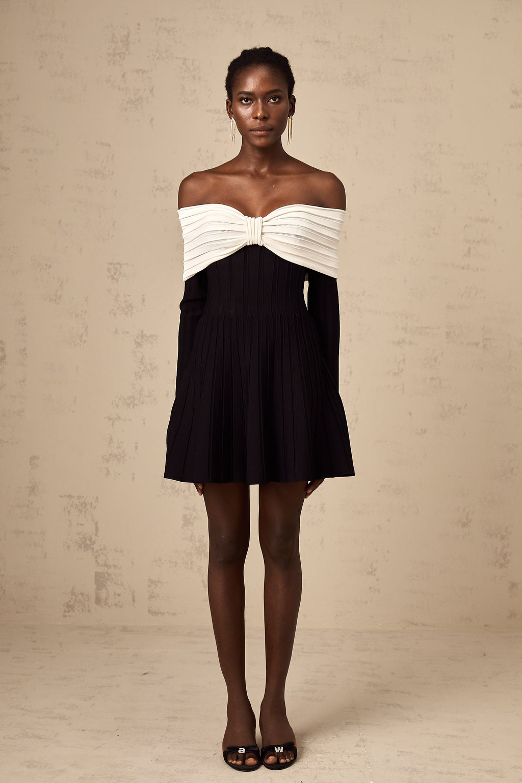 Μαύρο Μίνι Φόρεμα Justine Με Έξω Τους Ώμους Και Πλεκτό Φιόγκο