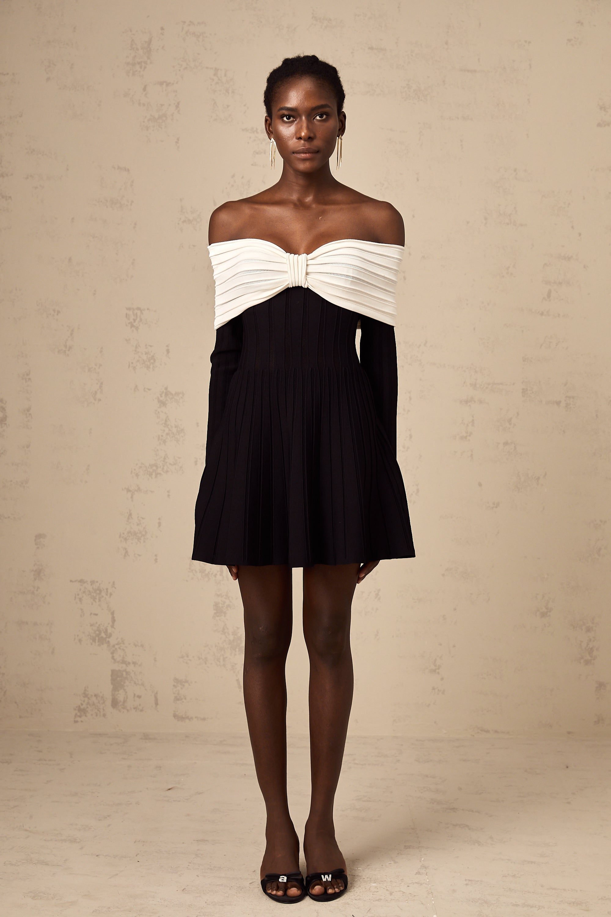 Μαύρο Μίνι Φόρεμα Justine Με Έξω Τους Ώμους Και Πλεκτό Φιόγκο